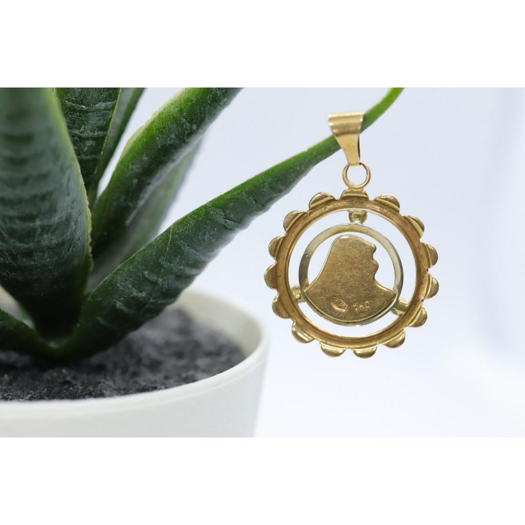 Vintage 18k Yellow Gold Pendant. Madonna Pendant. VIRGIN Mary Pendant. Mother In Good Condition For Sale In Port Charlotte, FL