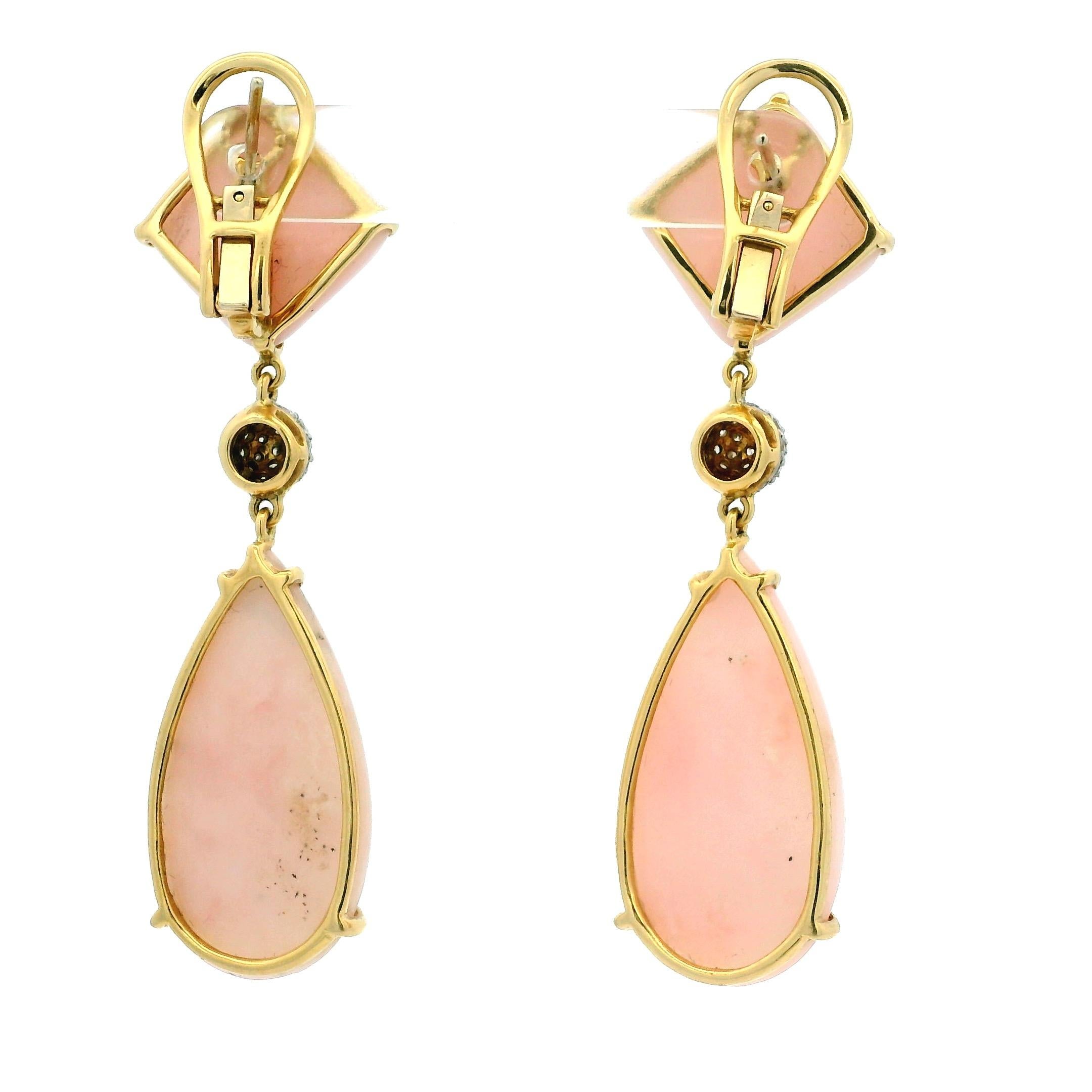 Vintage 18K Gelbgold Rosa Koralle  & Diamant-Tropfenohrringe mit Pflaster  CIRCA 1980 Damen im Angebot
