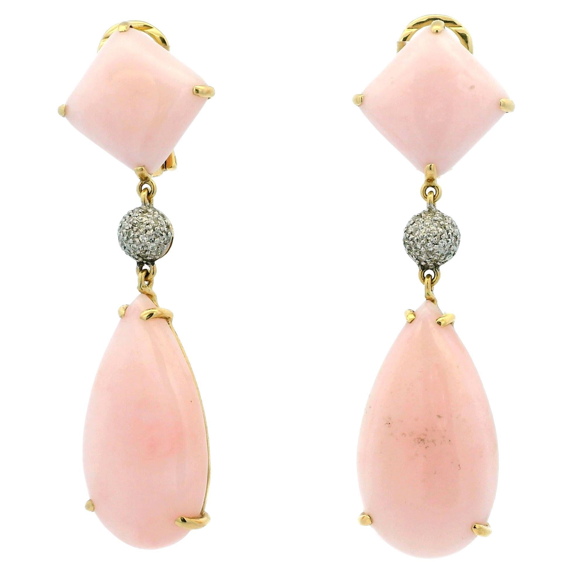 Vintage 18K Gelbgold Rosa Koralle  & Diamant-Tropfenohrringe mit Pflaster  CIRCA 1980 im Angebot