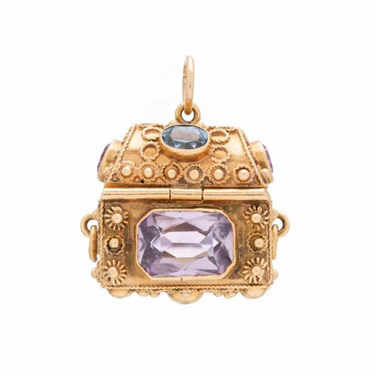 Vintage 18k Yellow Gold, Pink Sapphire, Aquamarine and Amethyst Treasure Chest Charm c.1960s

Additional Information:
Period: Vintage
Year: 1960s
Material:18k Yellow Gold, Pink Sapphire, Aquamarine and Amethyst
Weight: 13.64g
Length: 25.46mm/1.00