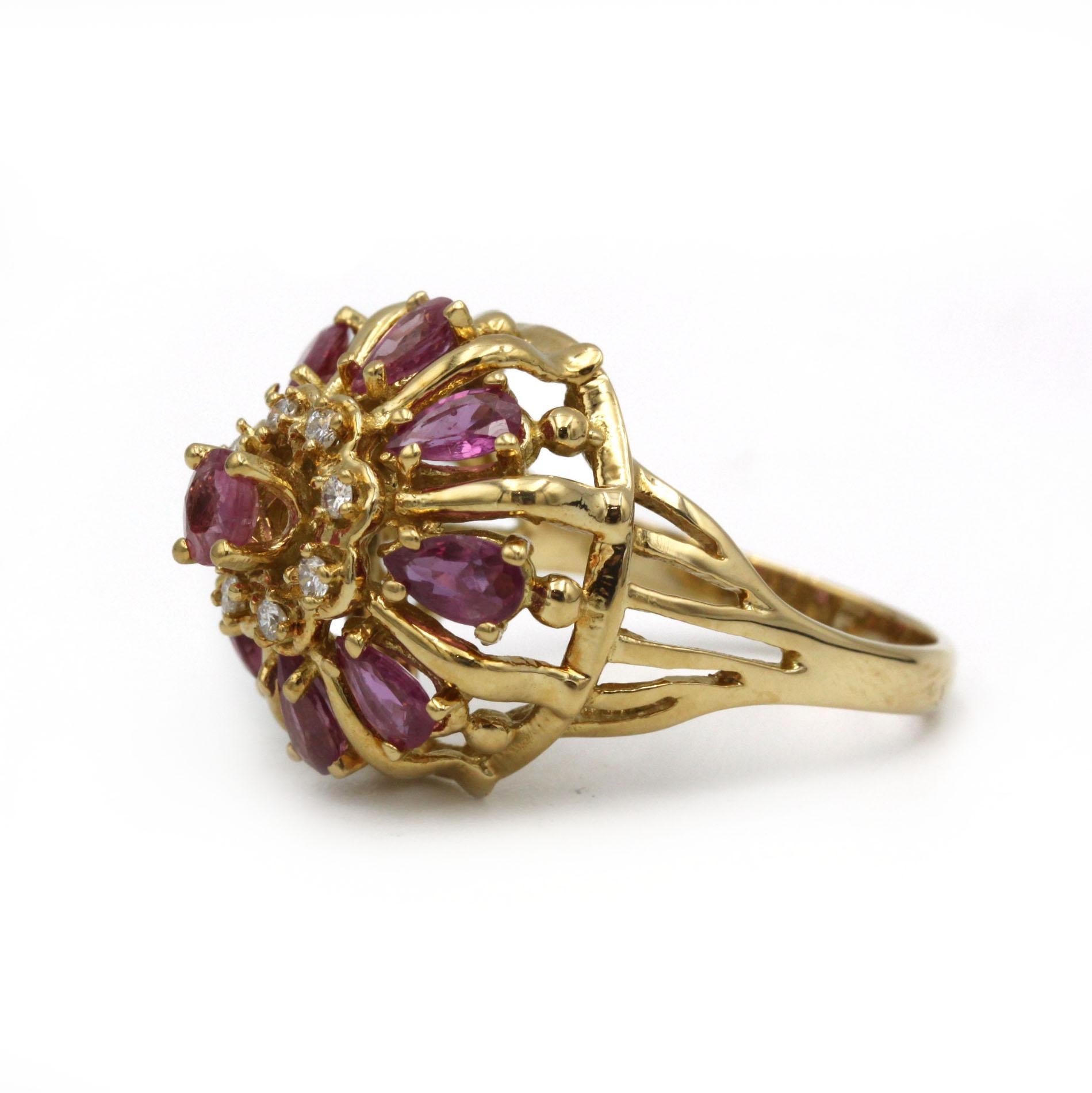 Elevate any ensemble with this vibrant vintage cluster ring, masterfully crafted in lustrous 18K (750‰) yellow gold. At its heart sits a round pink sapphire (approx. 0.20 ct) encircled by eight brilliant white diamonds (≈ 0.20 ct total), all