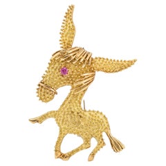 Vintage 18K Yellow Gold Pink Sapphire Dual Textured Donkey PIN Brooch