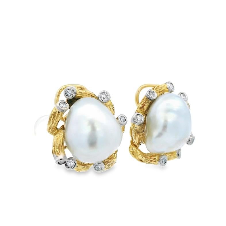 Este distinguido par de pendientes de mediados del siglo XX de Trio exhibe una refinada artesanía en oro amarillo de 18 quilates, platino, perla cultivada y diamante. Dos perlas semibarrocas blancas plateadas de 16 mm con un brillo excepcional están