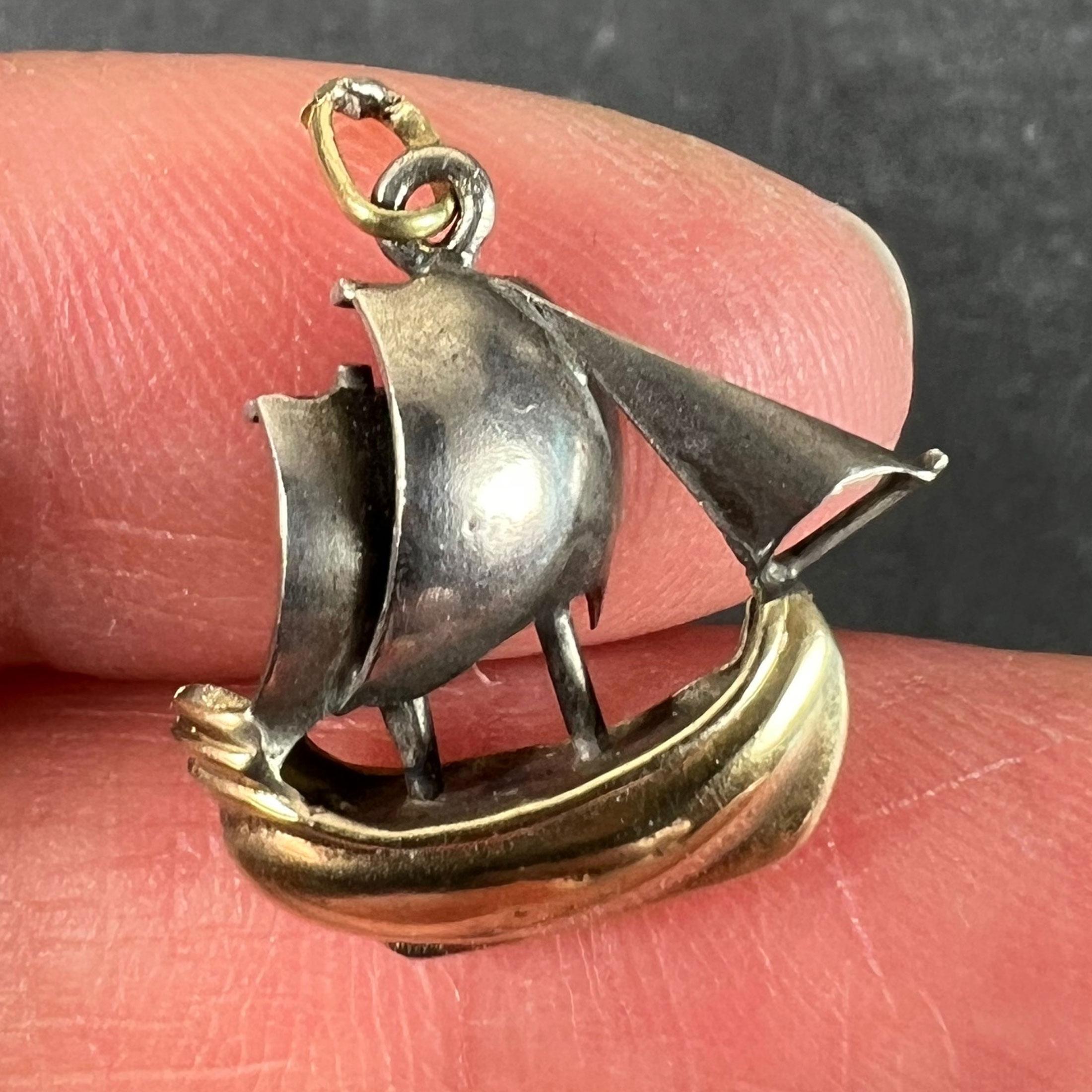 Ciondolo a forma di barca a vela d'epoca in oro giallo 18 carati e platino in vendita 1