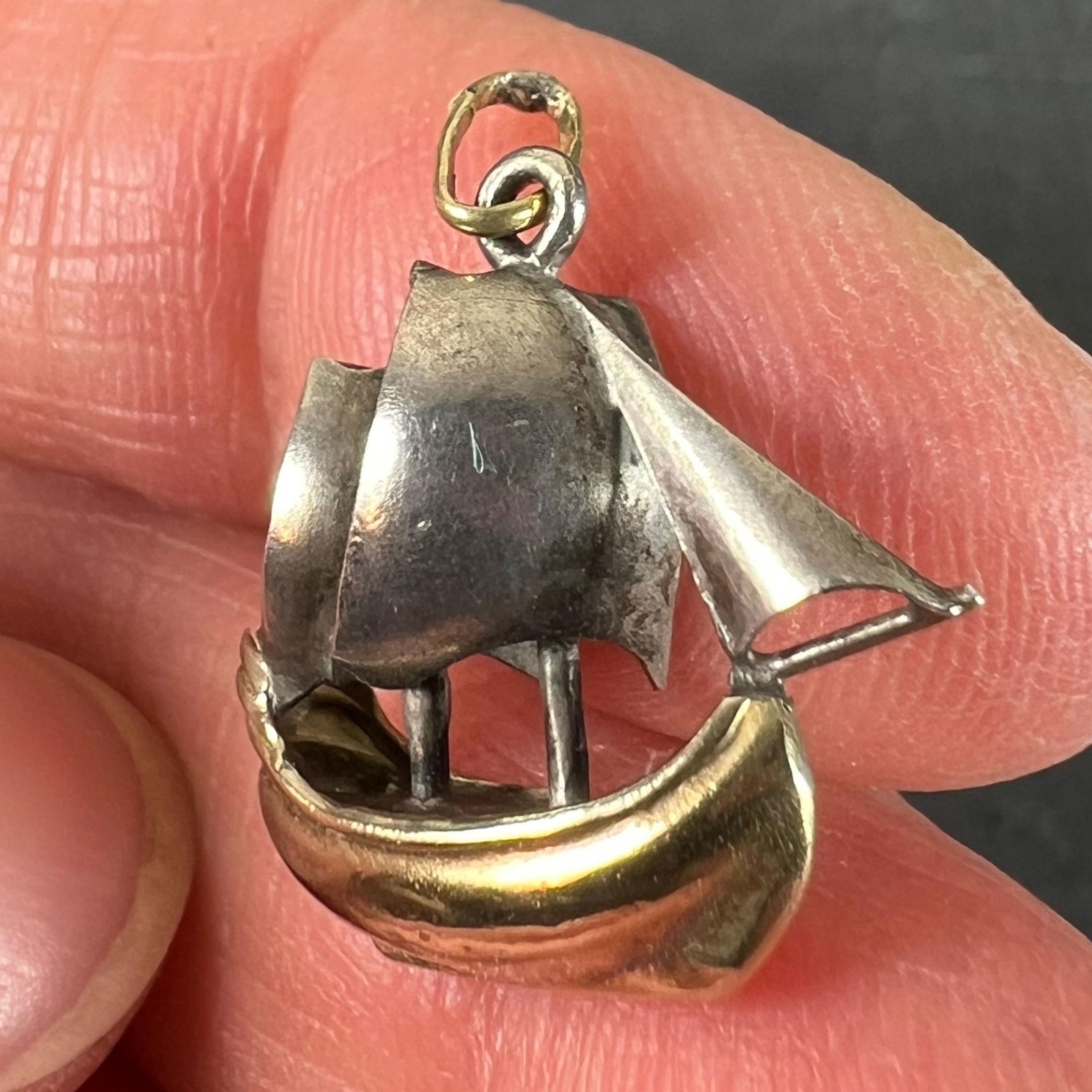 Ciondolo a forma di barca a vela d'epoca in oro giallo 18 carati e platino in vendita 2