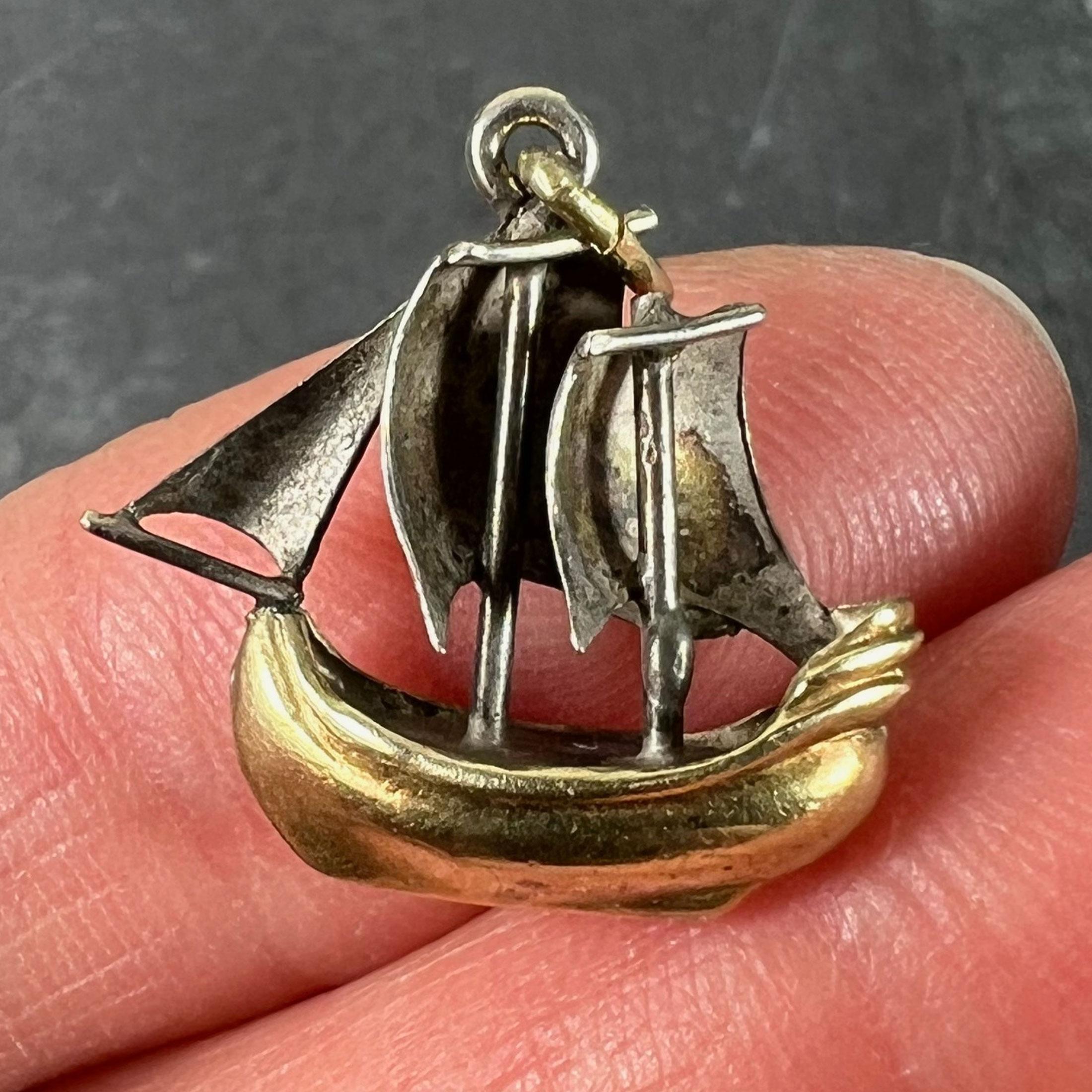 Ciondolo a forma di barca a vela d'epoca in oro giallo 18 carati e platino in vendita 4