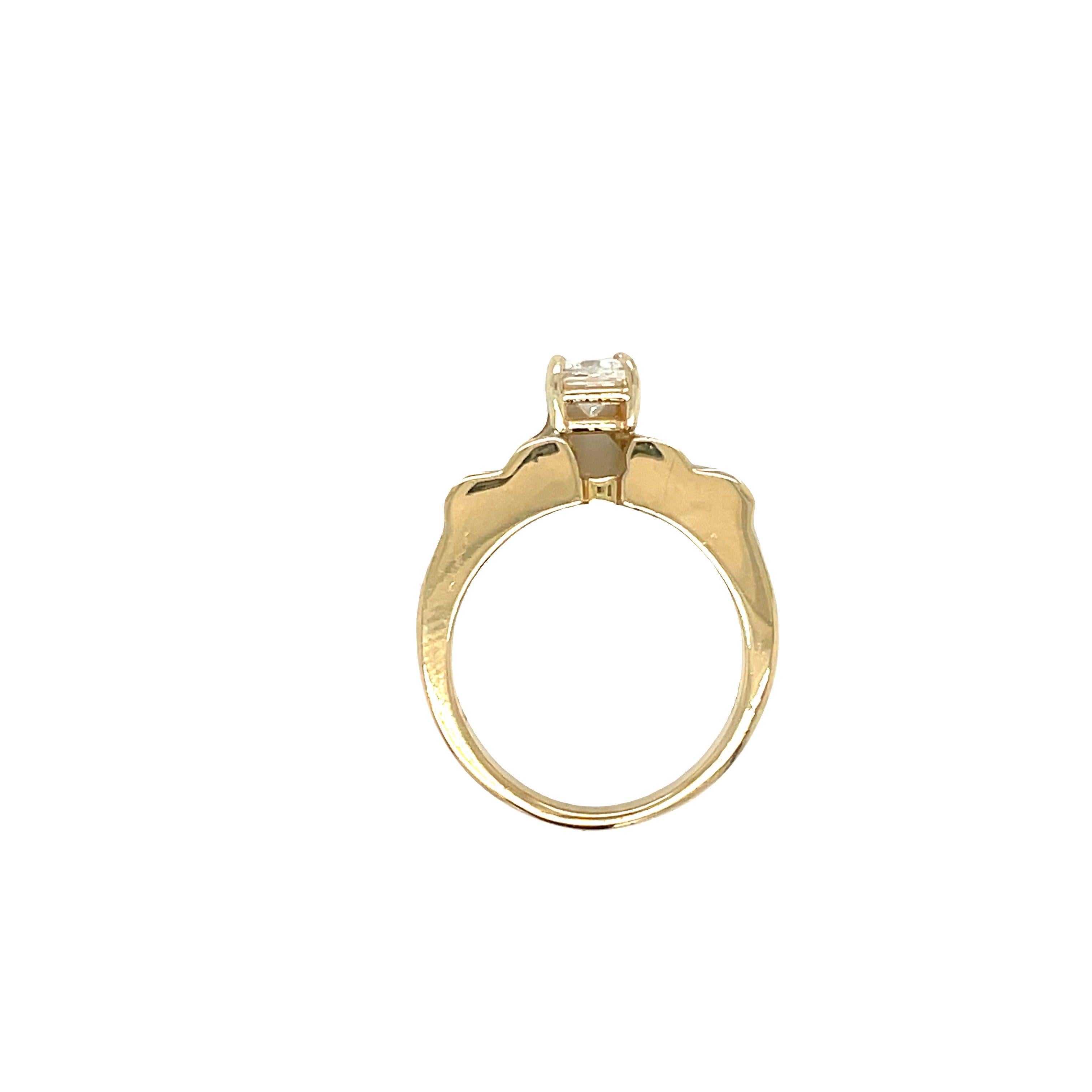 Discover vintage charm with this exquisite 18K yellow gold princess cut diamond engagement ring.
 
Crafted in 18K yellow gold, this magnificent vintage piece showcases a sparkling 0.65 carat G VS2 princess-cut diamond accompanied by eight princess
