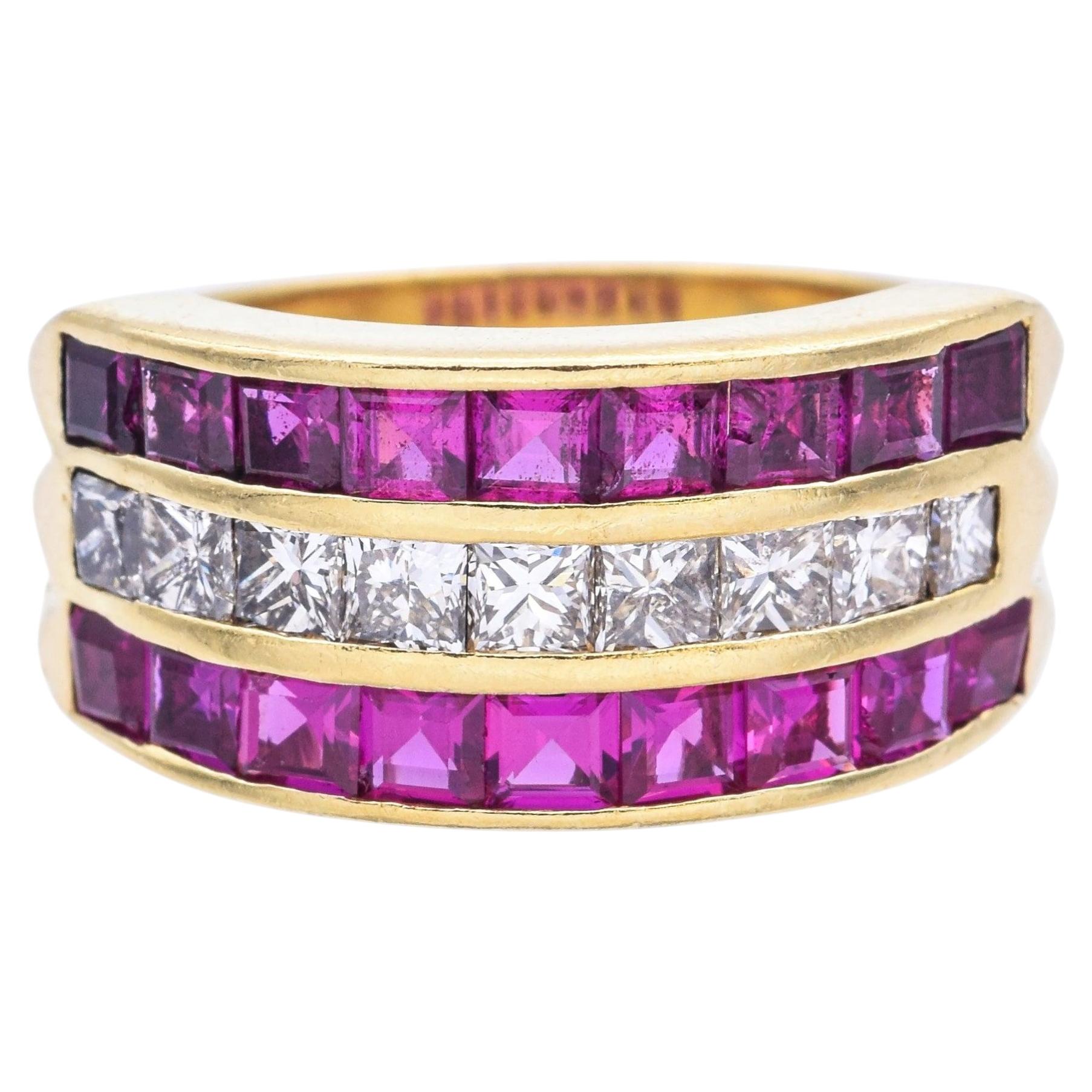 Vintage 18k Yellow Gold Princess Cut Ruby and Diamond 3 Row Band Ring (Bague à 3 rangs en or jaune avec rubis et diamants)