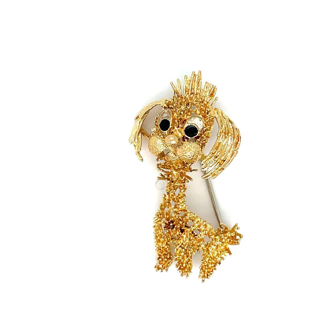 Crafted in warm 18K yellow gold made in a fun, wiry design. A charming vintage 18K gold puppy pin with great details throughout. Measures 1.5 inches long by 0.8 inches wide (at its widest point) and weighing 7.1 grams, this brooch is a beautiful