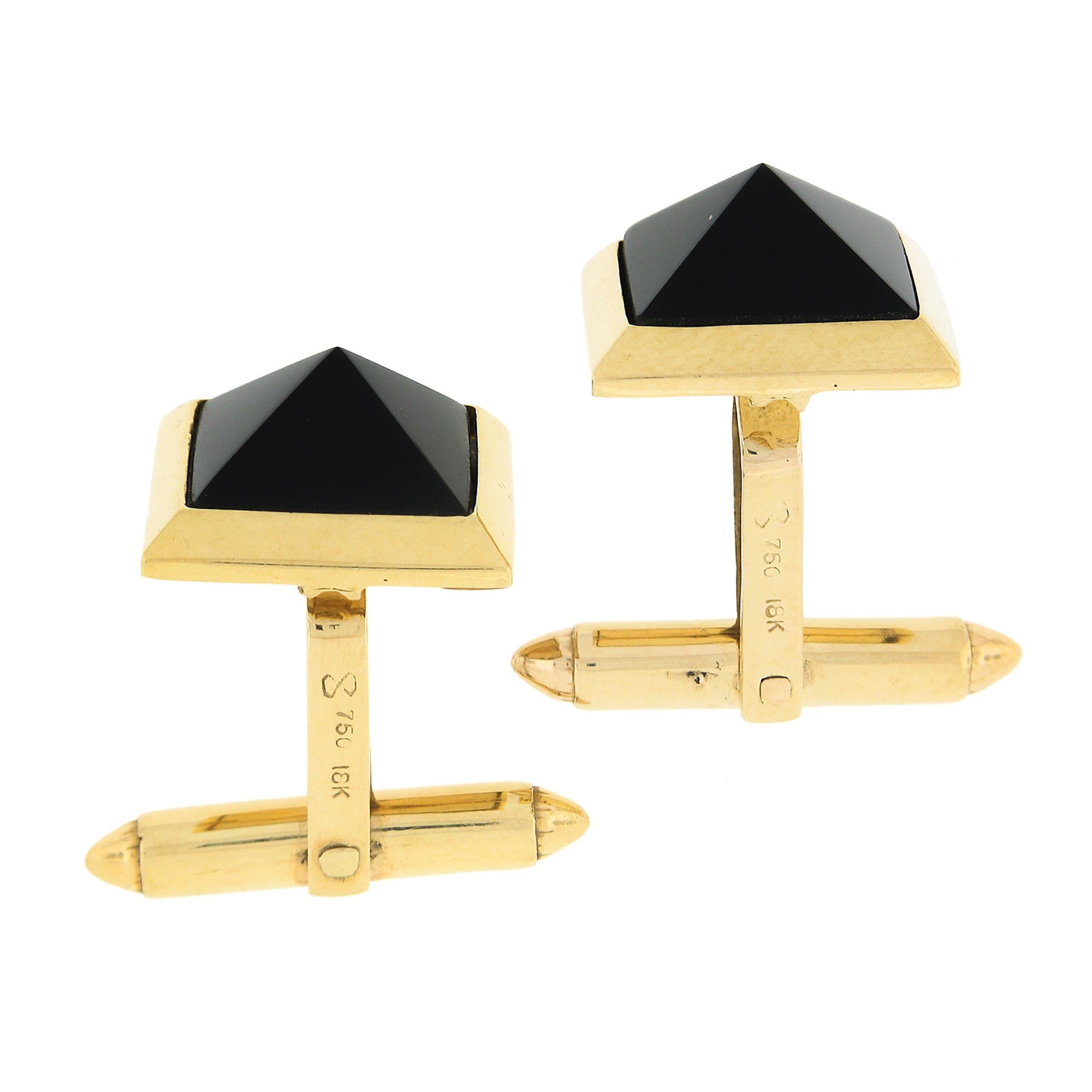 Taille carrée Boutons de manchette vintage en or jaune 18 carats avec lunette pyramidale en onyx noir. en vente