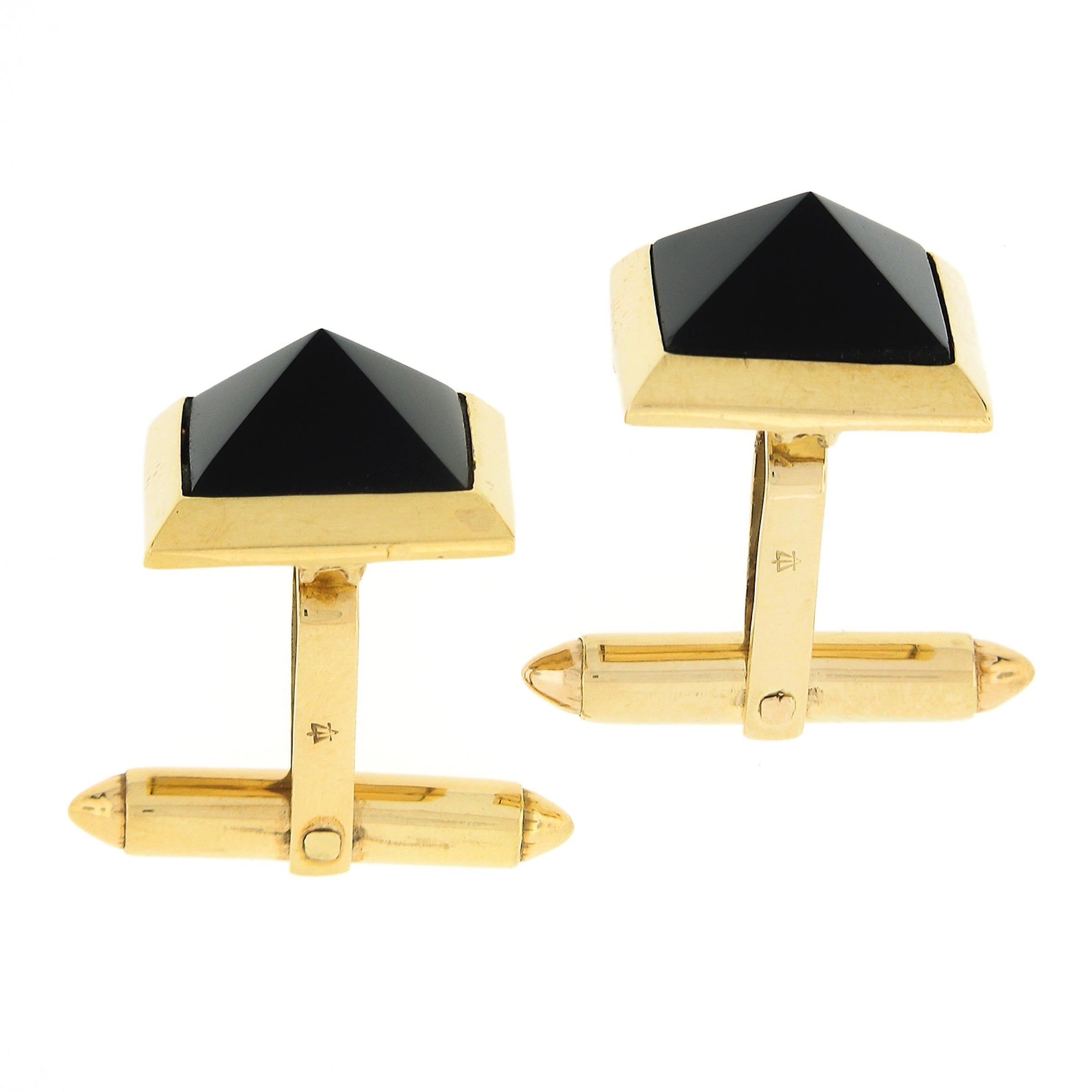 Vintage 18K Yellow Gold Pyramid Cut Bezel Black Onyx Square Swivel Cuff Links In Good Condition For Sale In Montclair, NJ