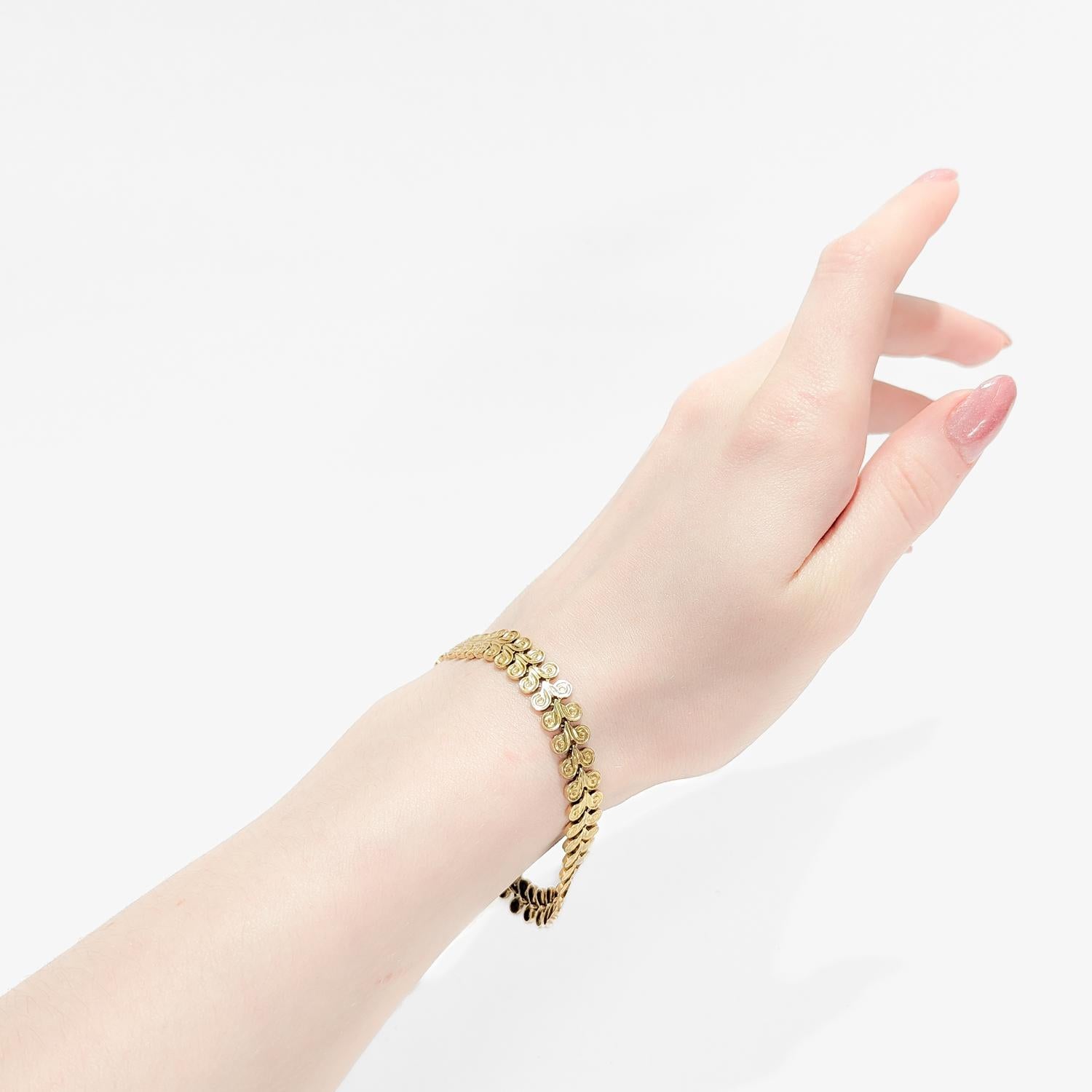 A fine yellow gold link bracelet.

In 18 karat gold.

With a nod to Lalaounis' famous Ram's Horn link bracelet.

Marked to the reverse for 750 / Y94.

Simply a wonderful Etruscan style bracelet!

Date:
20th Century

Overall Condition:
It is in