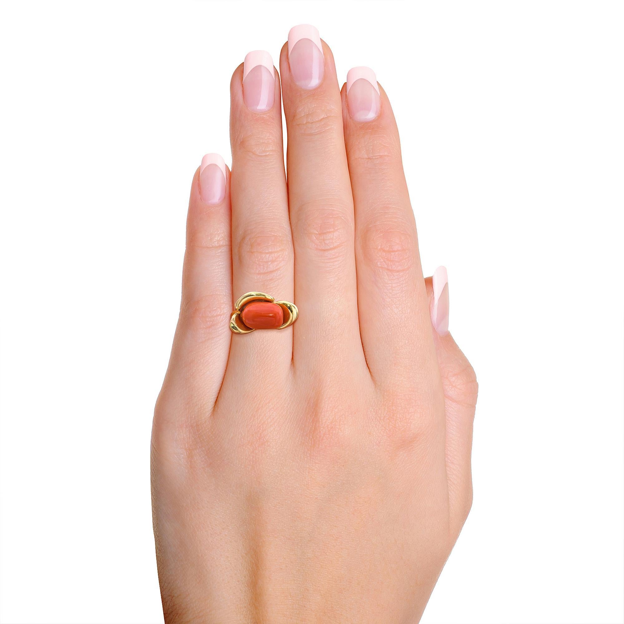 Taglio ovale Anello floreale di corallo rosso d'epoca in oro giallo 18 carati in vendita