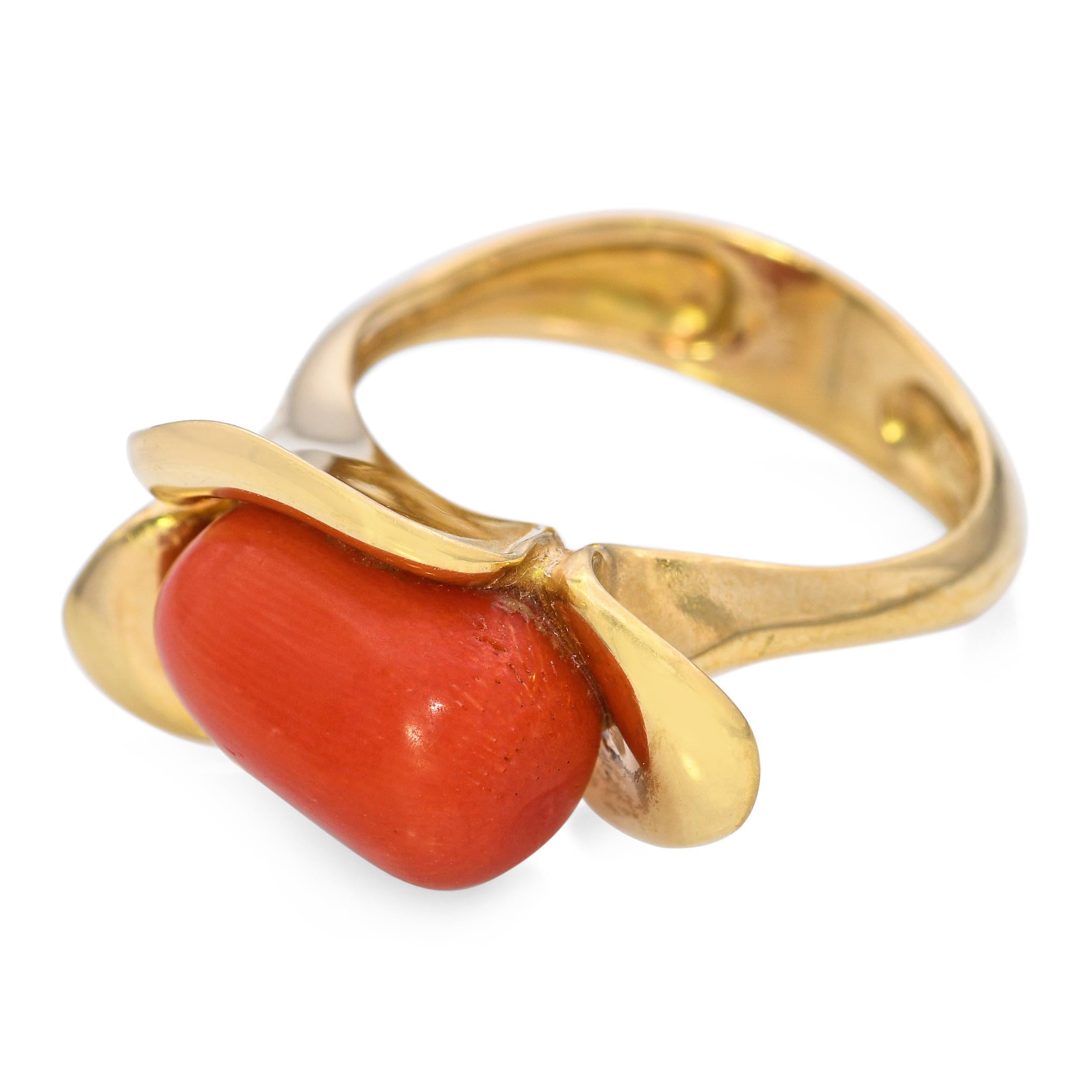 Anello floreale di corallo rosso d'epoca in oro giallo 18 carati In condizioni buone in vendita a New York, NY