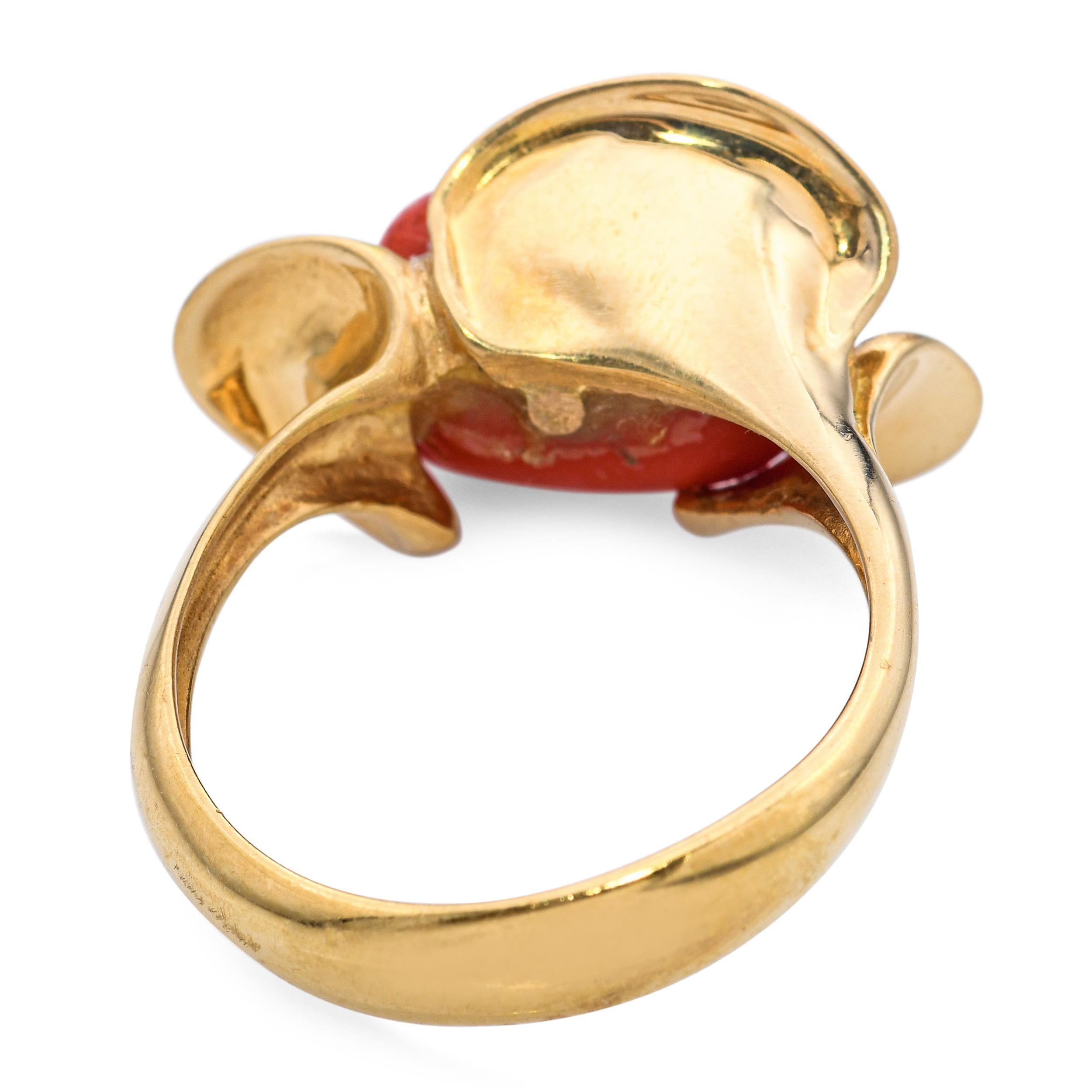 da uomo o donna Anello floreale di corallo rosso d'epoca in oro giallo 18 carati in vendita
