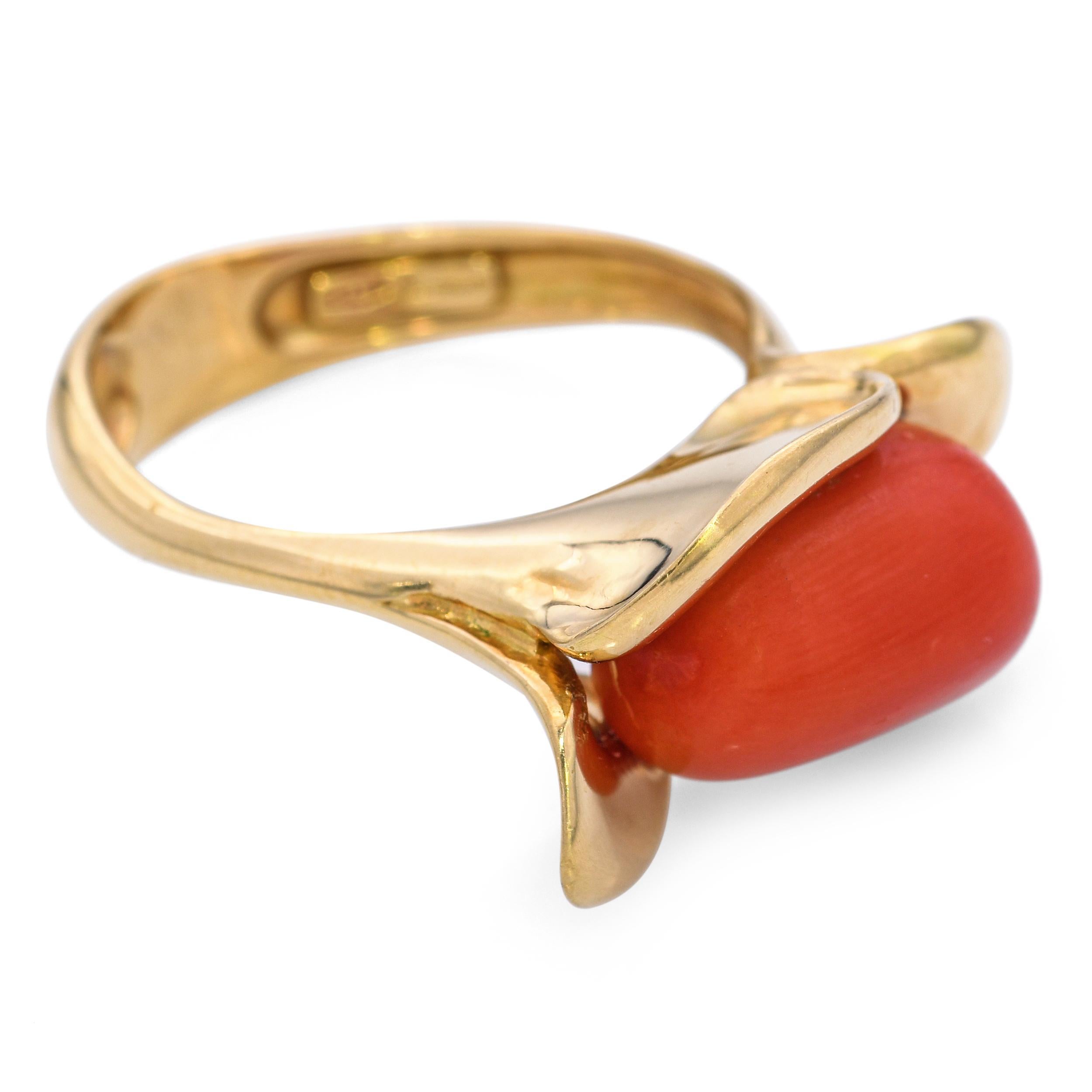 Anello floreale di corallo rosso d'epoca in oro giallo 18 carati in vendita 1
