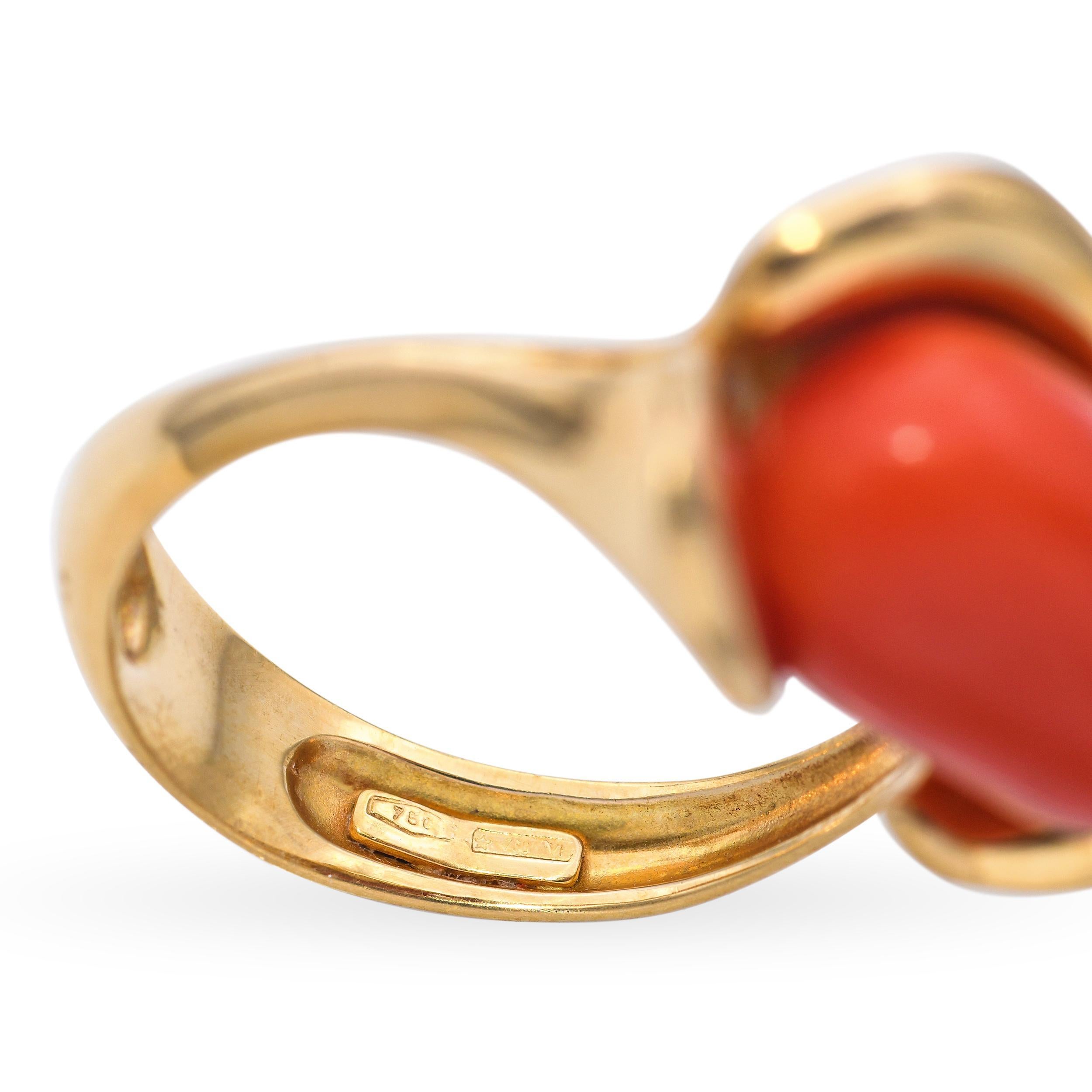 Anello floreale di corallo rosso d'epoca in oro giallo 18 carati in vendita 2