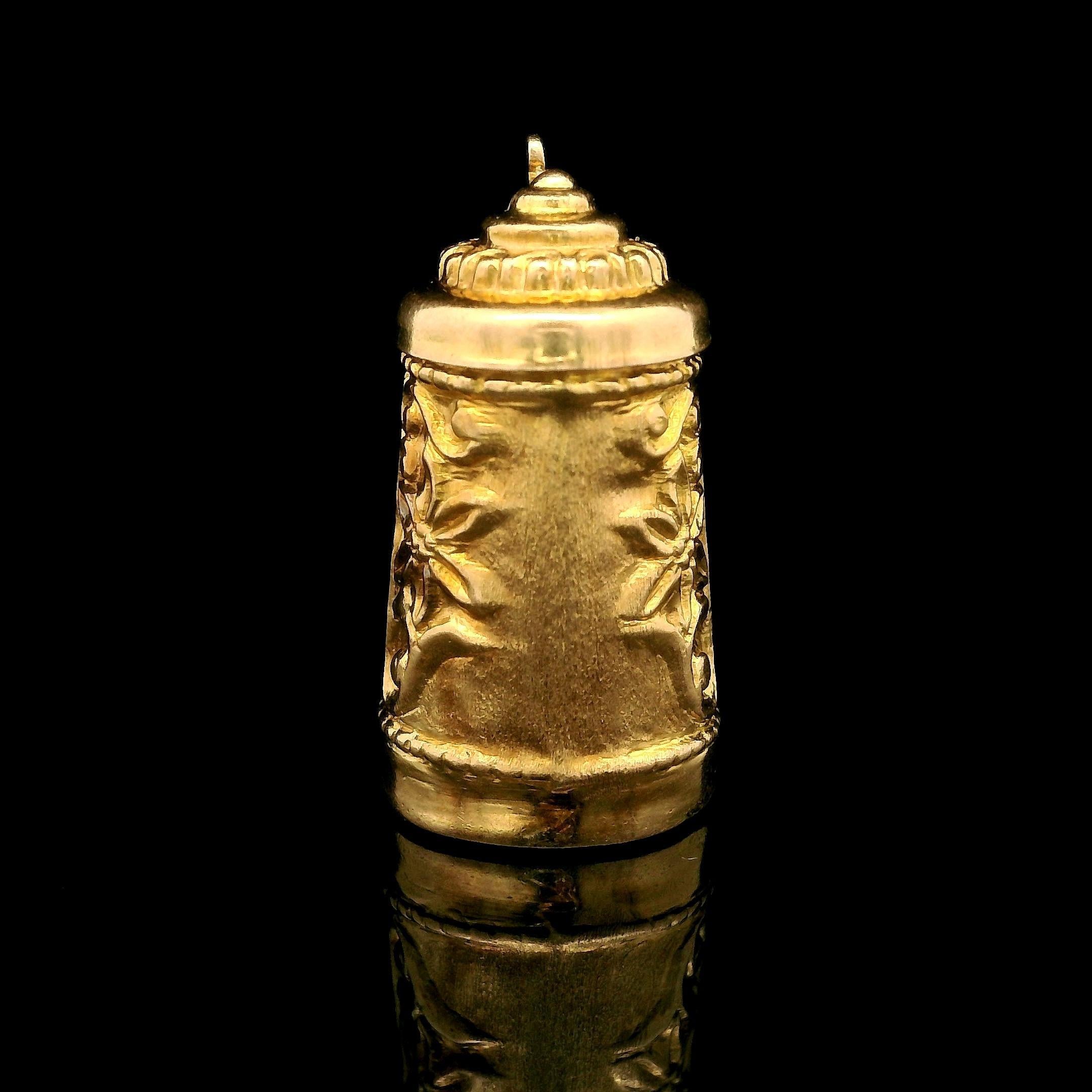 Pendentif breloque vintage en or jaune 18 carats à charnière repoussé Bon état - En vente à Montclair, NJ
