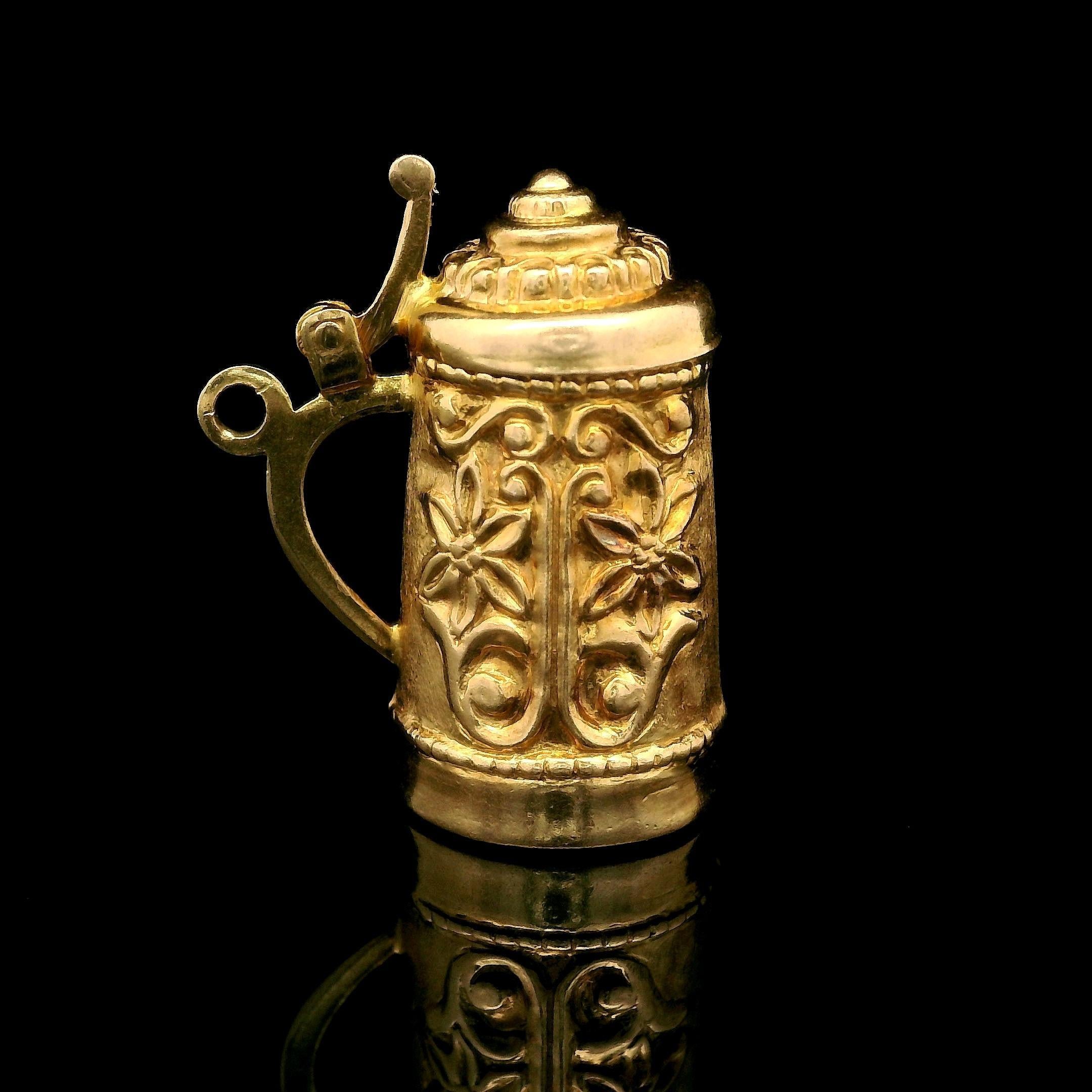 Pendentif breloque vintage en or jaune 18 carats à charnière repoussé Pour femmes en vente