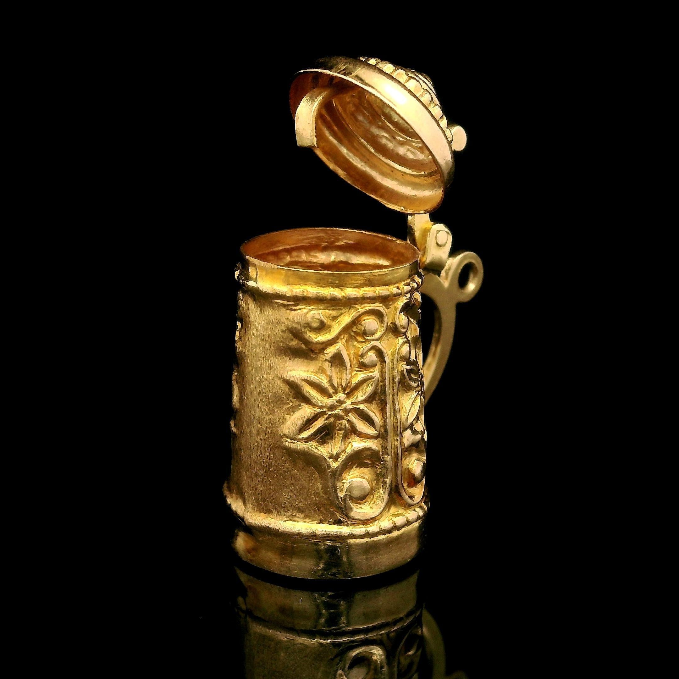 Pendentif breloque vintage en or jaune 18 carats à charnière repoussé en vente 2