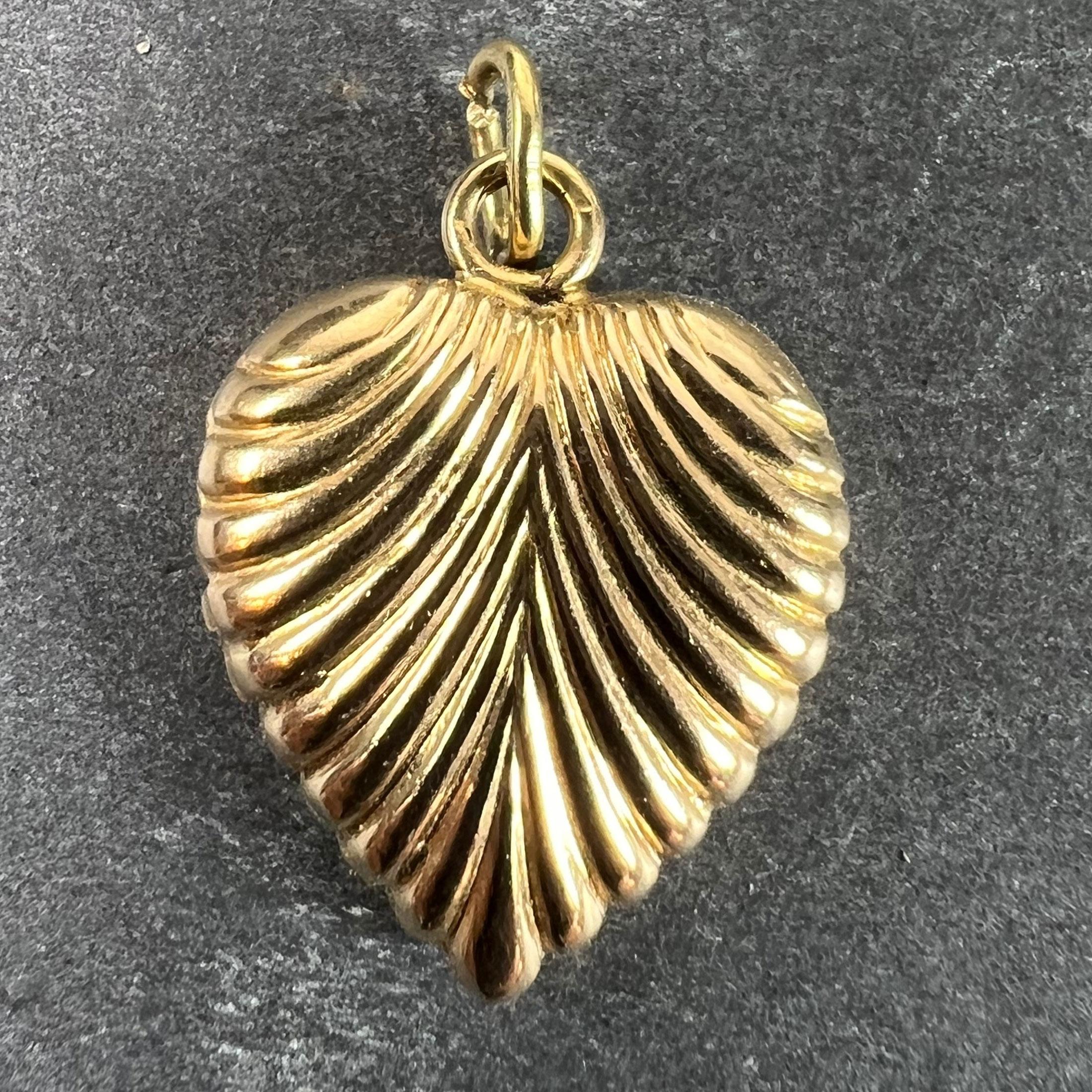 Ein 18-karätiger (18K) Gelbgold-Charm-Anhänger in Form eines gerippten, geschwollenen Herzens mit gezackten Rillen. Nicht gestempelt, aber auf 18 Karat Gold getestet.

Abmessungen: 1,9 x 1,5 x 0,45 cm (ohne Sprungring)
Gewicht: 1.31 Gramm
(Kette
