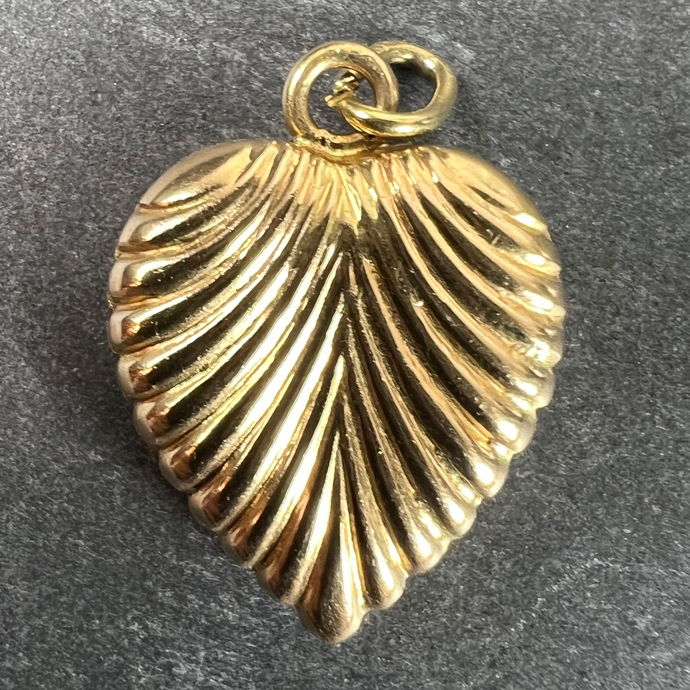 Vintage 18K Gelbgold Ridged Puffy Heart Charm Anhänger im Zustand „Gut“ im Angebot in London, GB