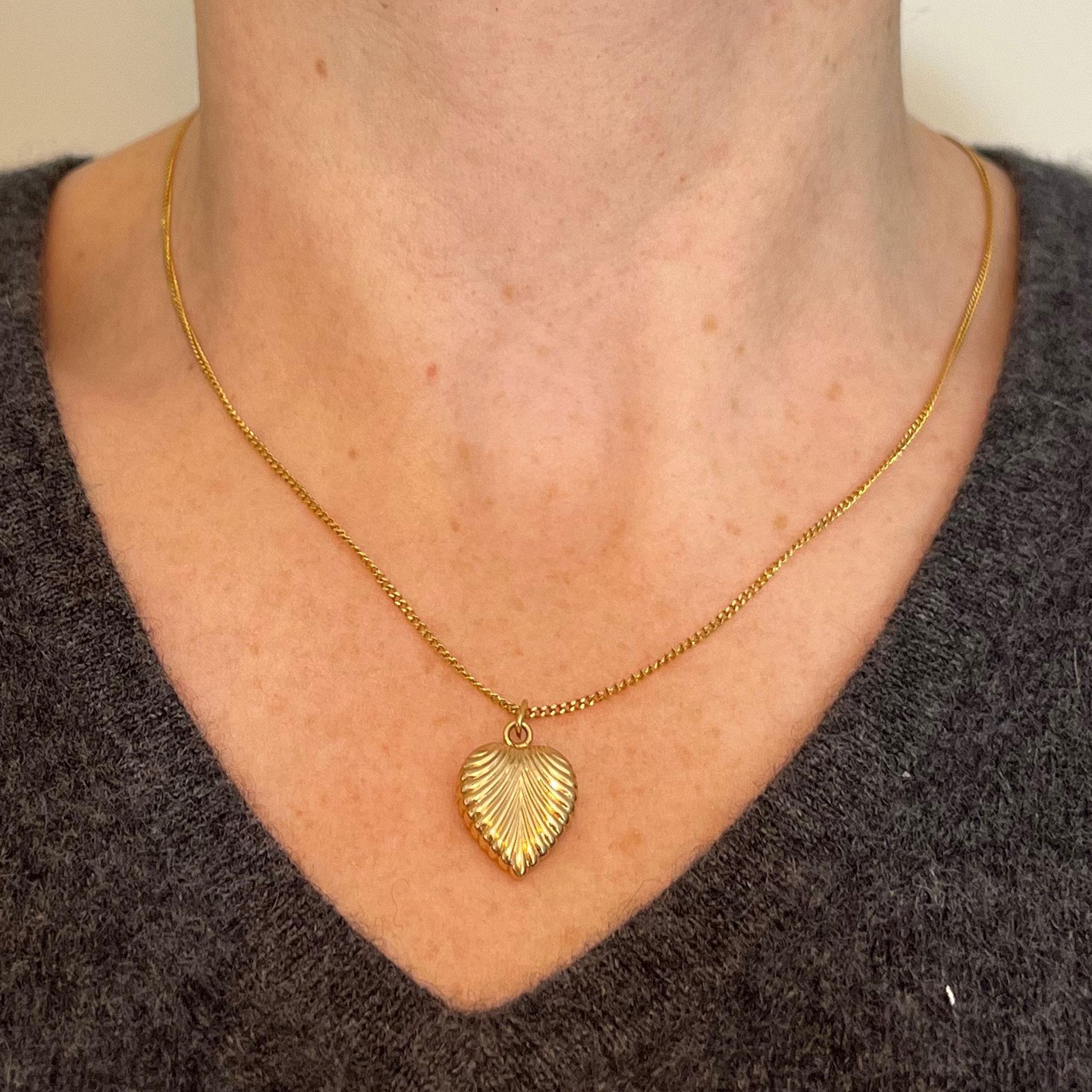 Vintage 18K Gelbgold Ridged Puffy Heart Charm Anhänger für Damen oder Herren im Angebot