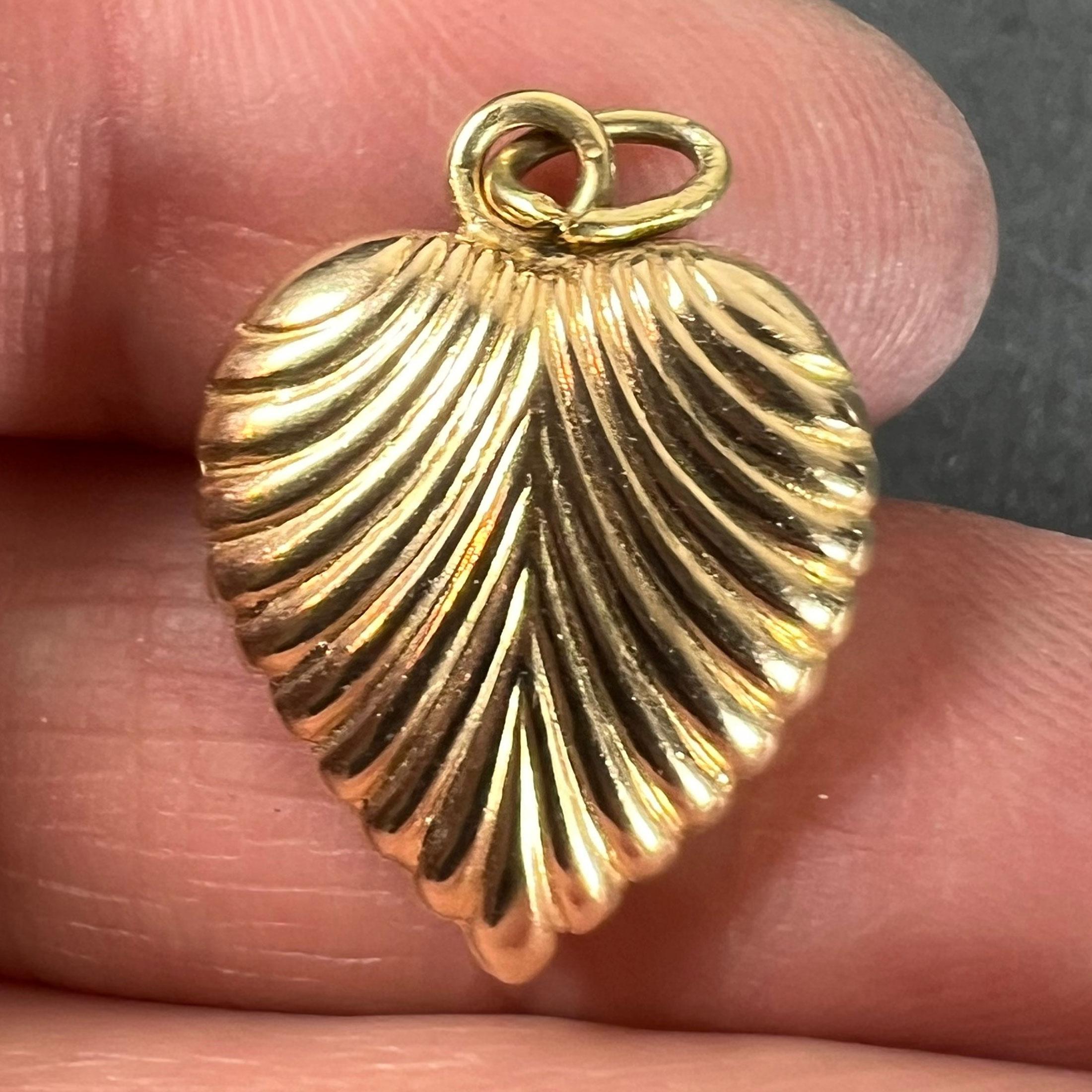 Vintage 18K Gelbgold Ridged Puffy Heart Charm Anhänger im Angebot 1
