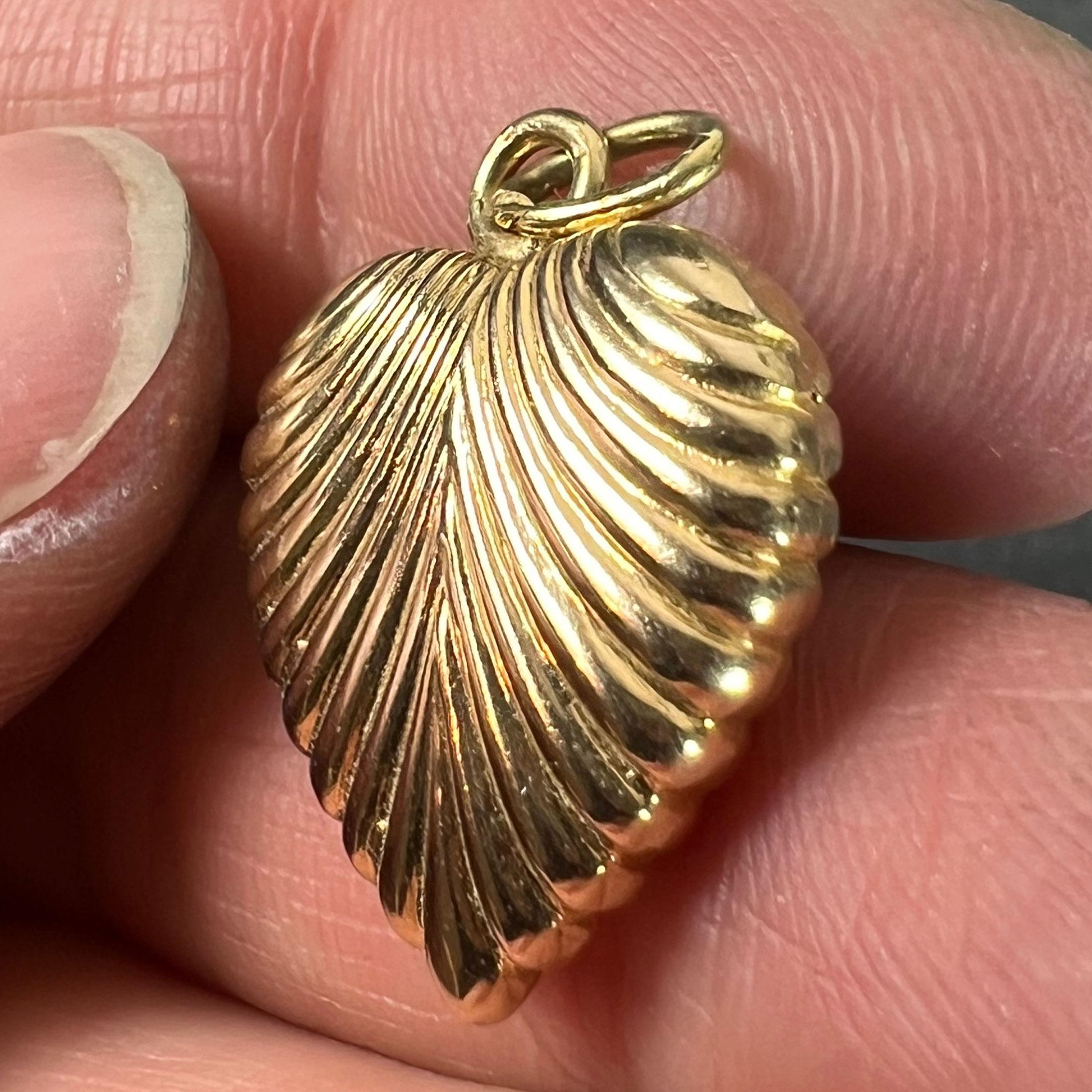 Vintage 18K Gelbgold Ridged Puffy Heart Charm Anhänger im Angebot 2