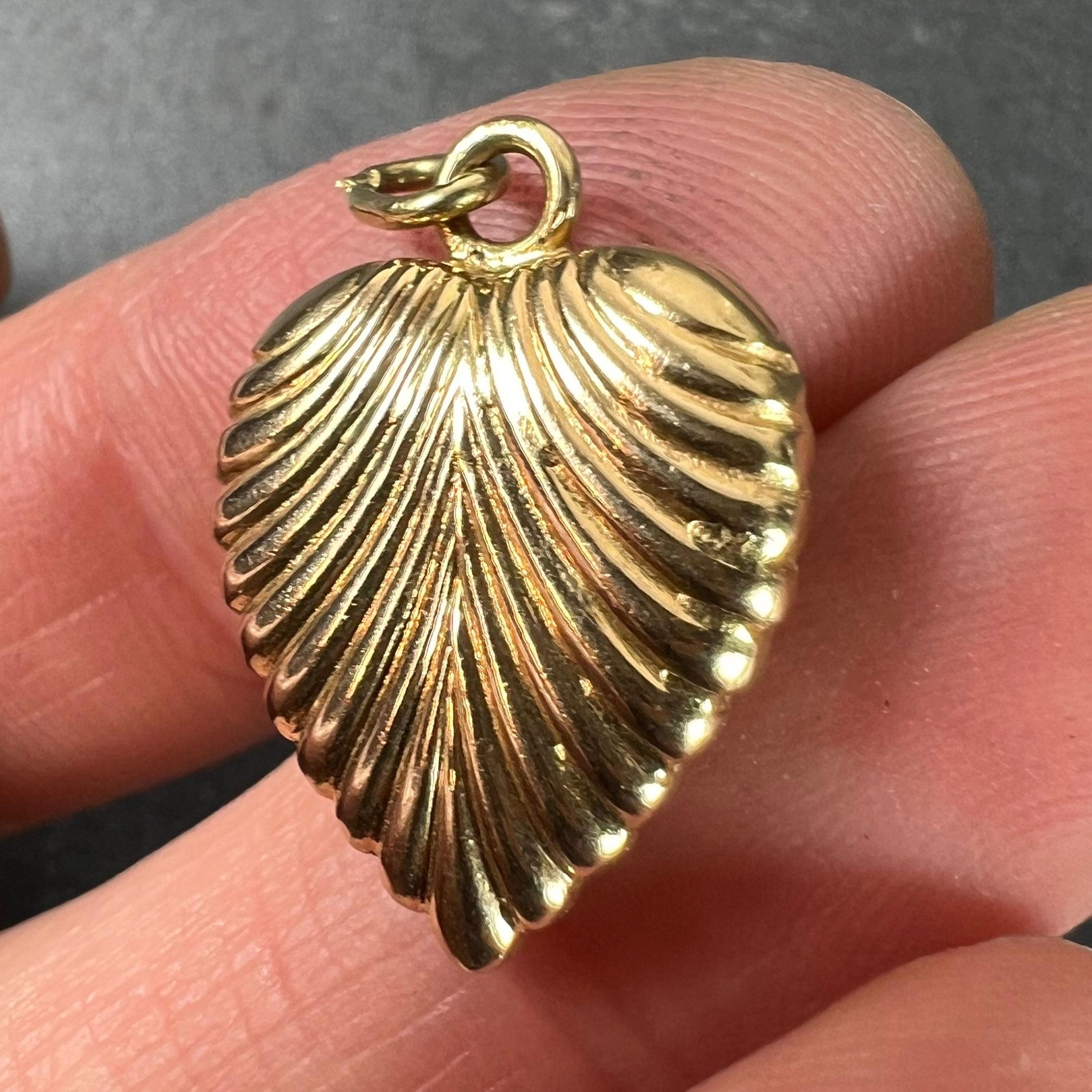 Vintage 18K Gelbgold Ridged Puffy Heart Charm Anhänger im Angebot 4