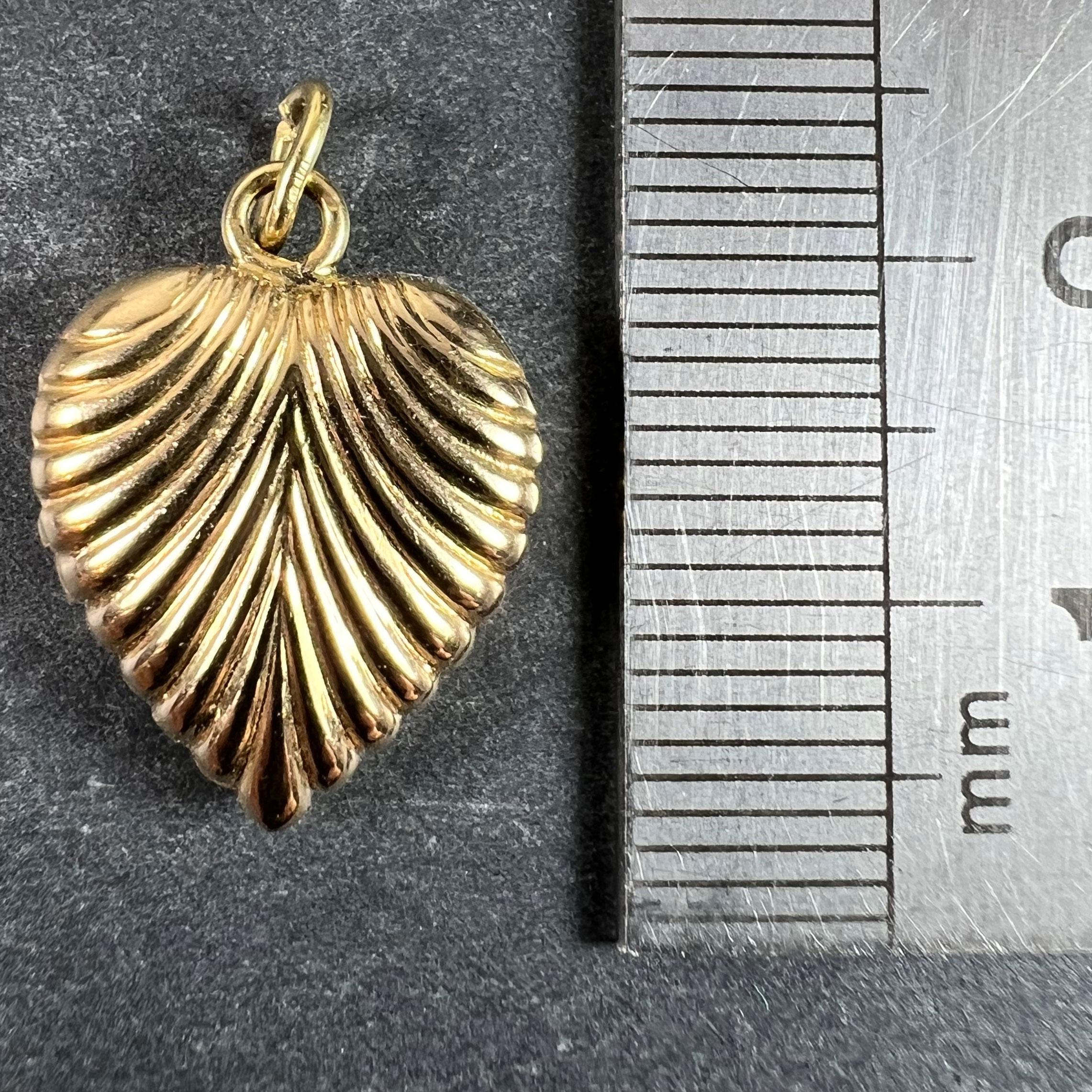 Vintage 18K Gelbgold Ridged Puffy Heart Charm Anhänger im Angebot 5