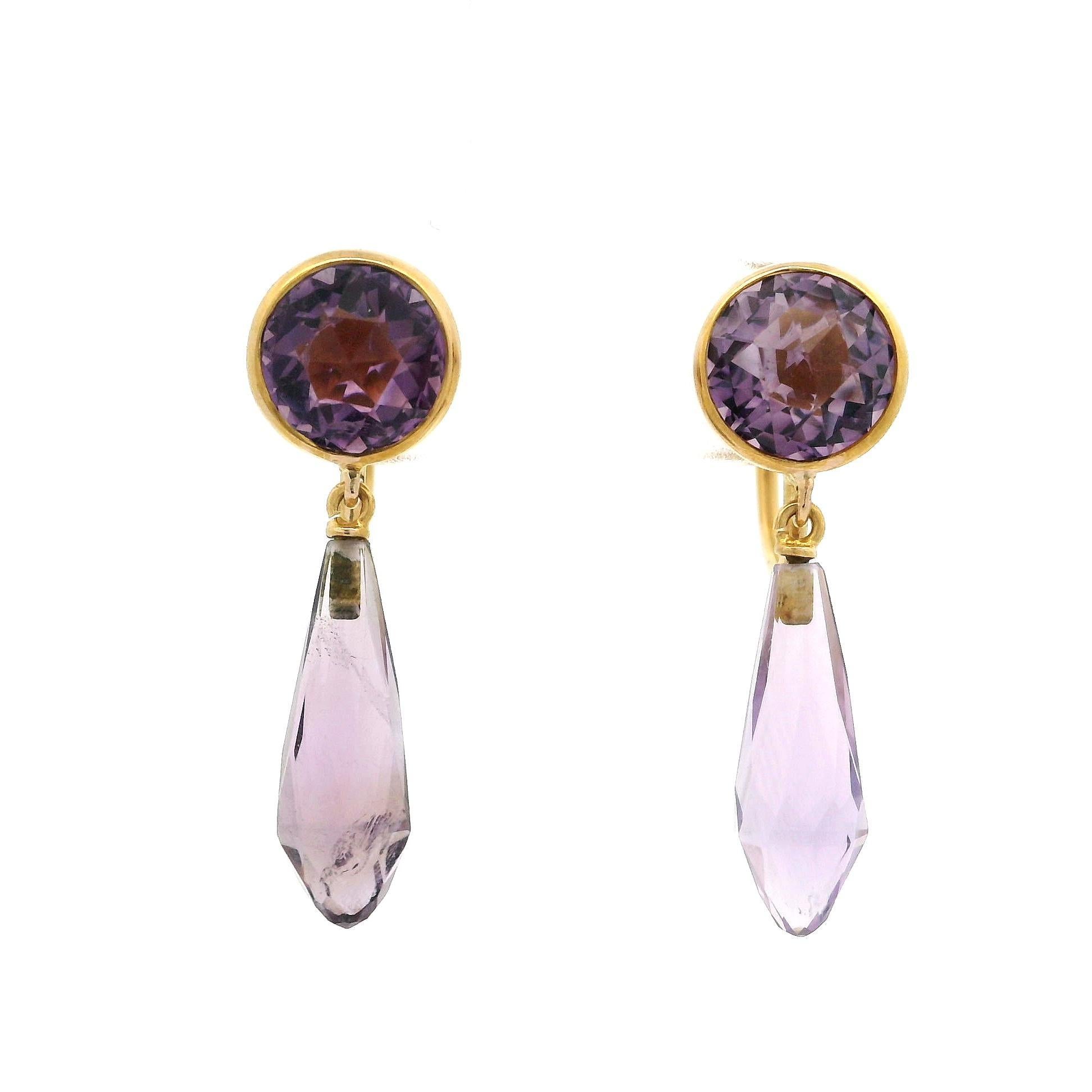 -A. Stone
(4) Ametista naturale autentica - 2 tagli rotondi e 2 tagli briolette sfaccettati - castone - colore viola medio - 7 mm (rotondo) e 14,7x5 mm (briolette) (circa)

Materiale: Oro giallo massiccio 18k
Peso: 3 grammi
Altezza complessiva: 23,7