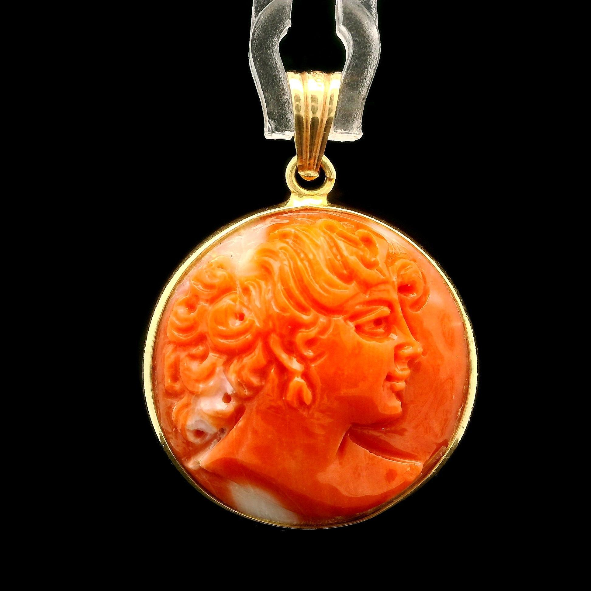 -Stein(e)-
(1) Natürliche echte Koralle - rund - geschnitztes Frauenportrait - Lünette - lachs-orange Farbe - 22,6 mm (ca.)

MATERIAL: 18k Gelbgold 
Gewicht: 7,8 Gramm
Gesamtdurchmesser: 24,3 mm (0,95