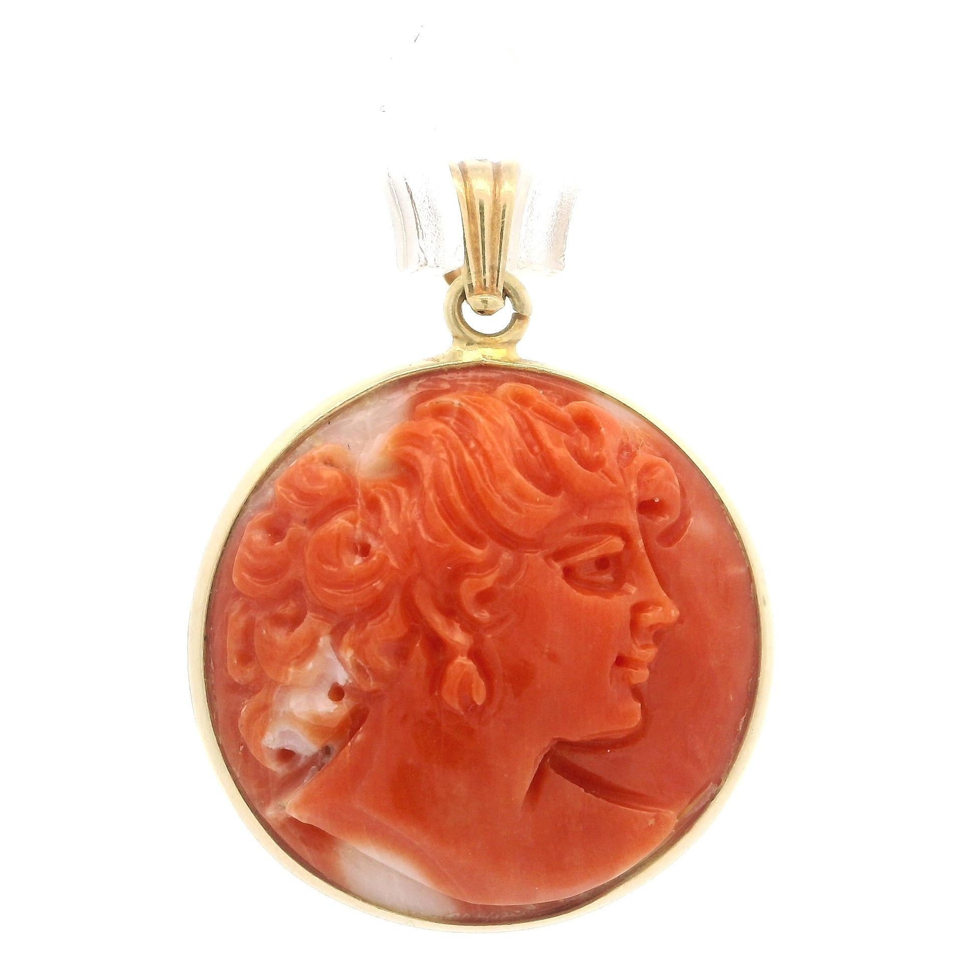 18 Karat Gelbgold Runder Kamee geschnitzter Koralle Lady Portrait-Anhänger (Rundschliff) im Angebot