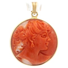 Colgante vintage de oro amarillo de 18 quilates con camafeo redondo de coral tallado Retrato de dama