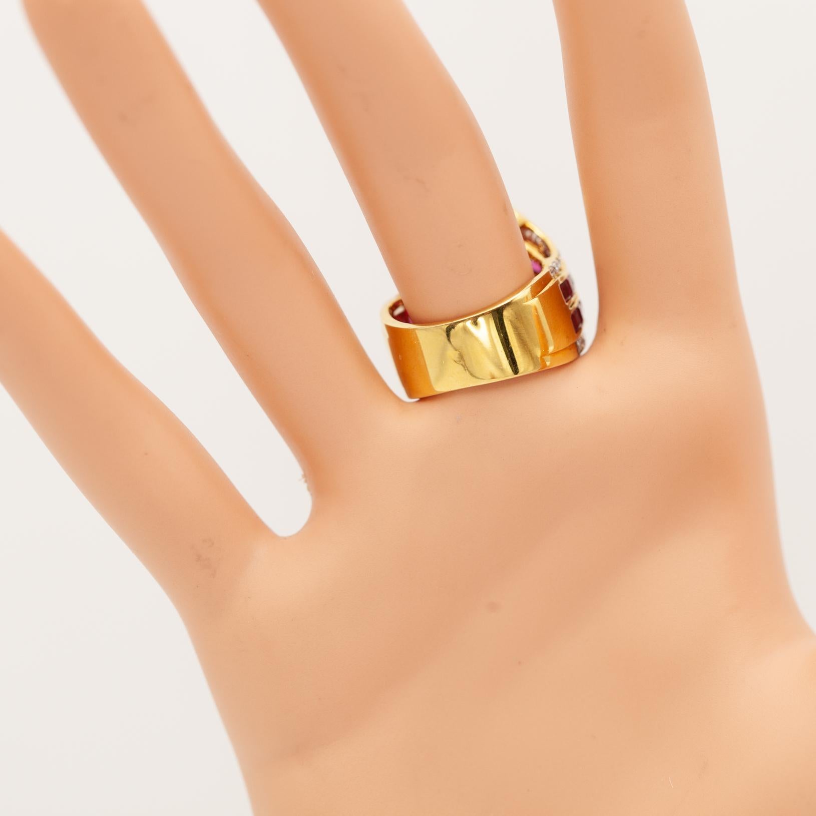 Bague cocktail vintage en or jaune 18K avec rubis et diamants en vente 4