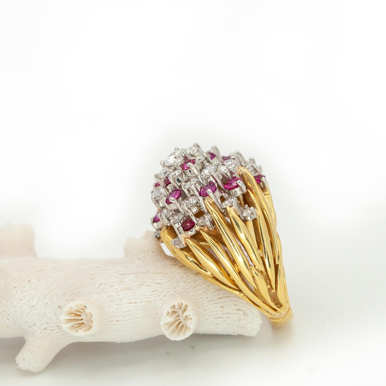 Bague cocktail vintage en or jaune 18K avec rubis et diamants en vente 4
