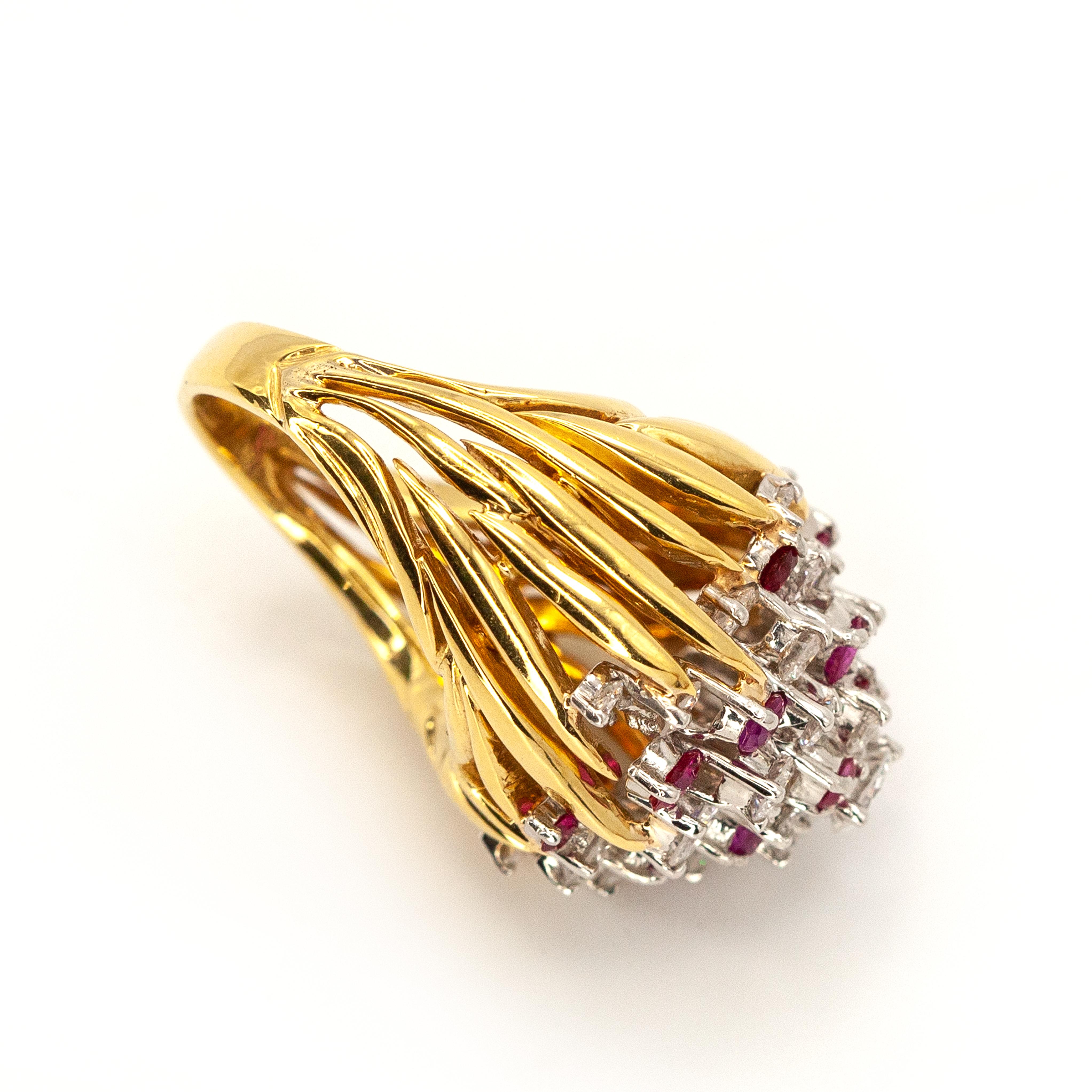 Bague cocktail vintage en or jaune 18K avec rubis et diamants en vente 5