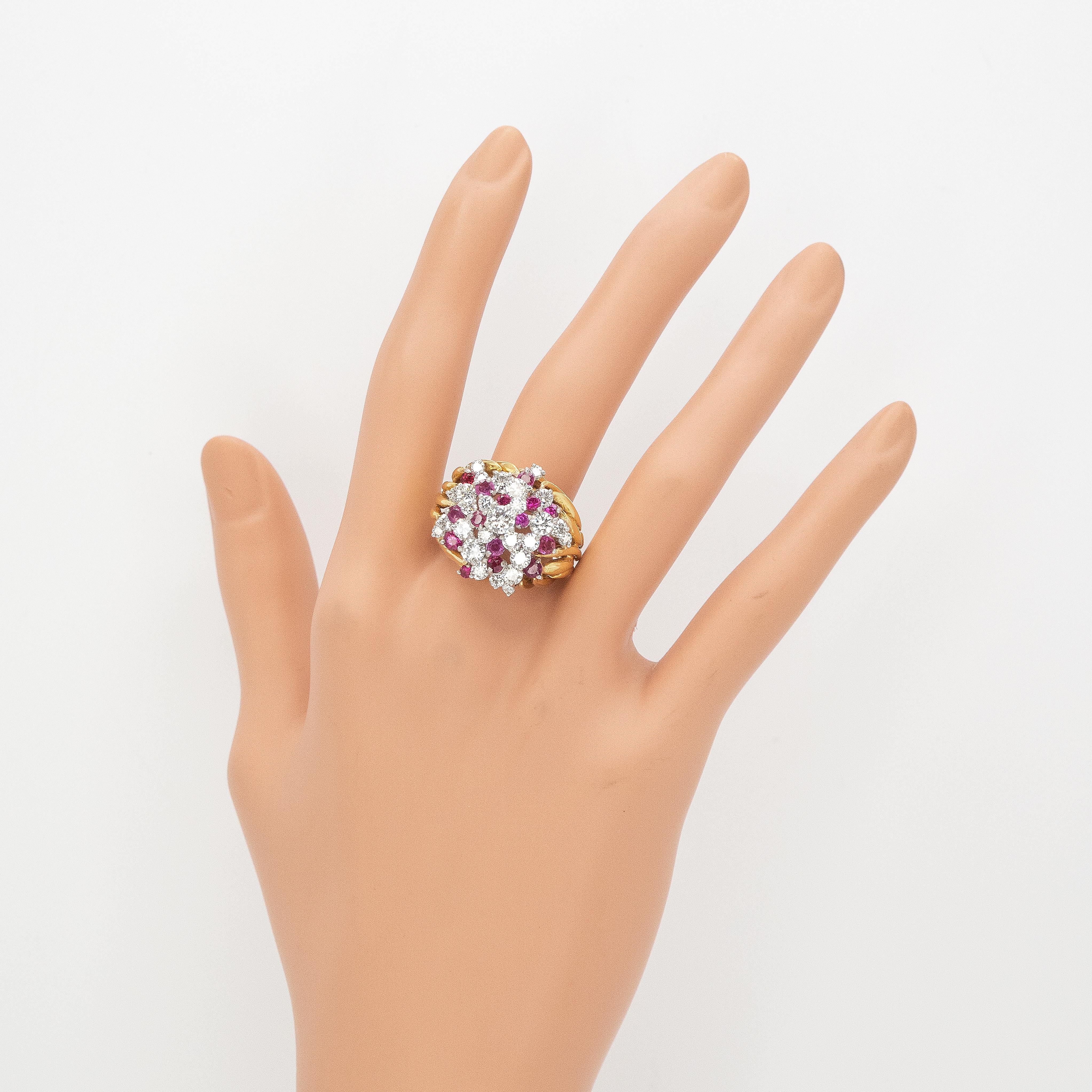 Bague cocktail vintage en or jaune 18K avec rubis et diamants en vente 7