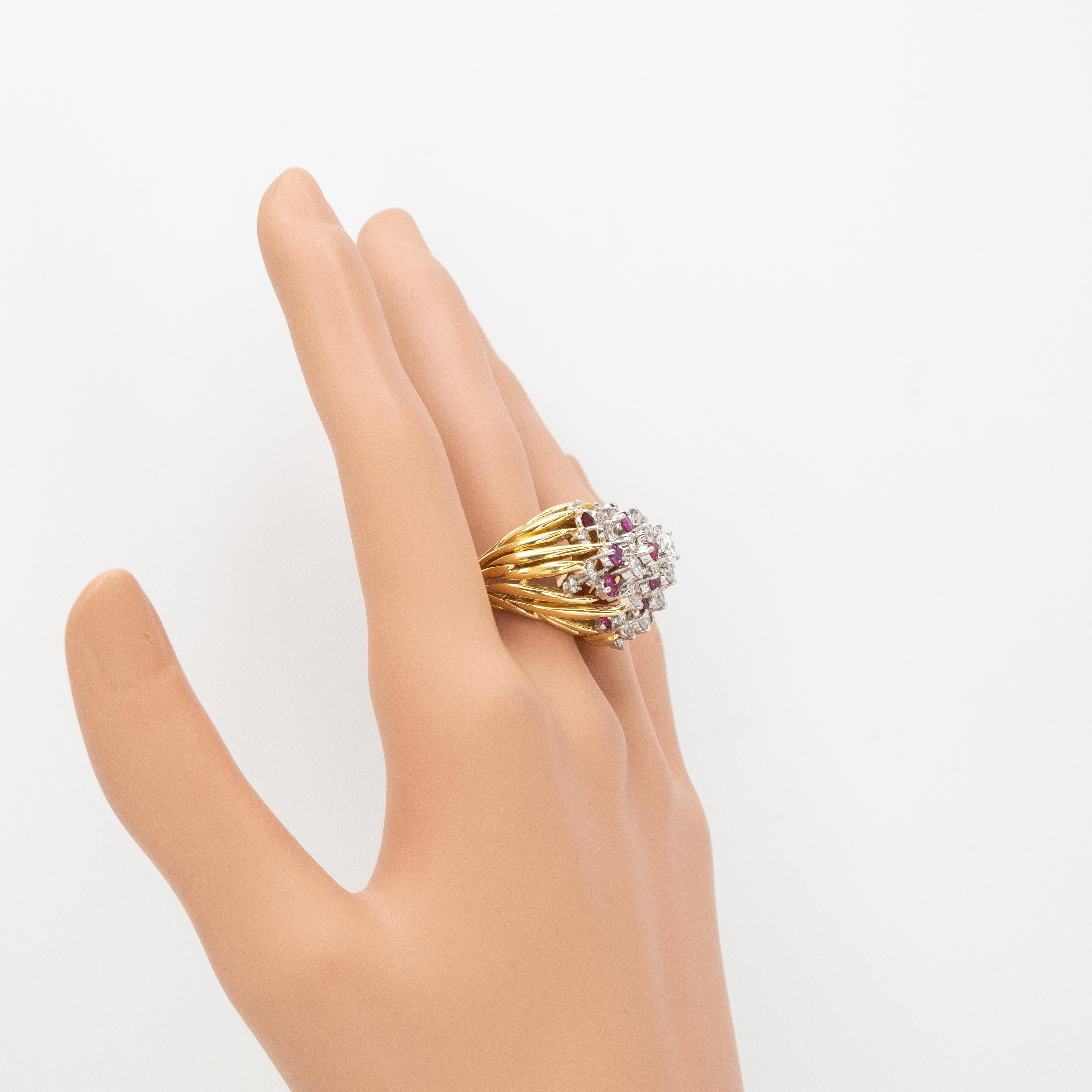 Bague cocktail vintage en or jaune 18K avec rubis et diamants en vente 8