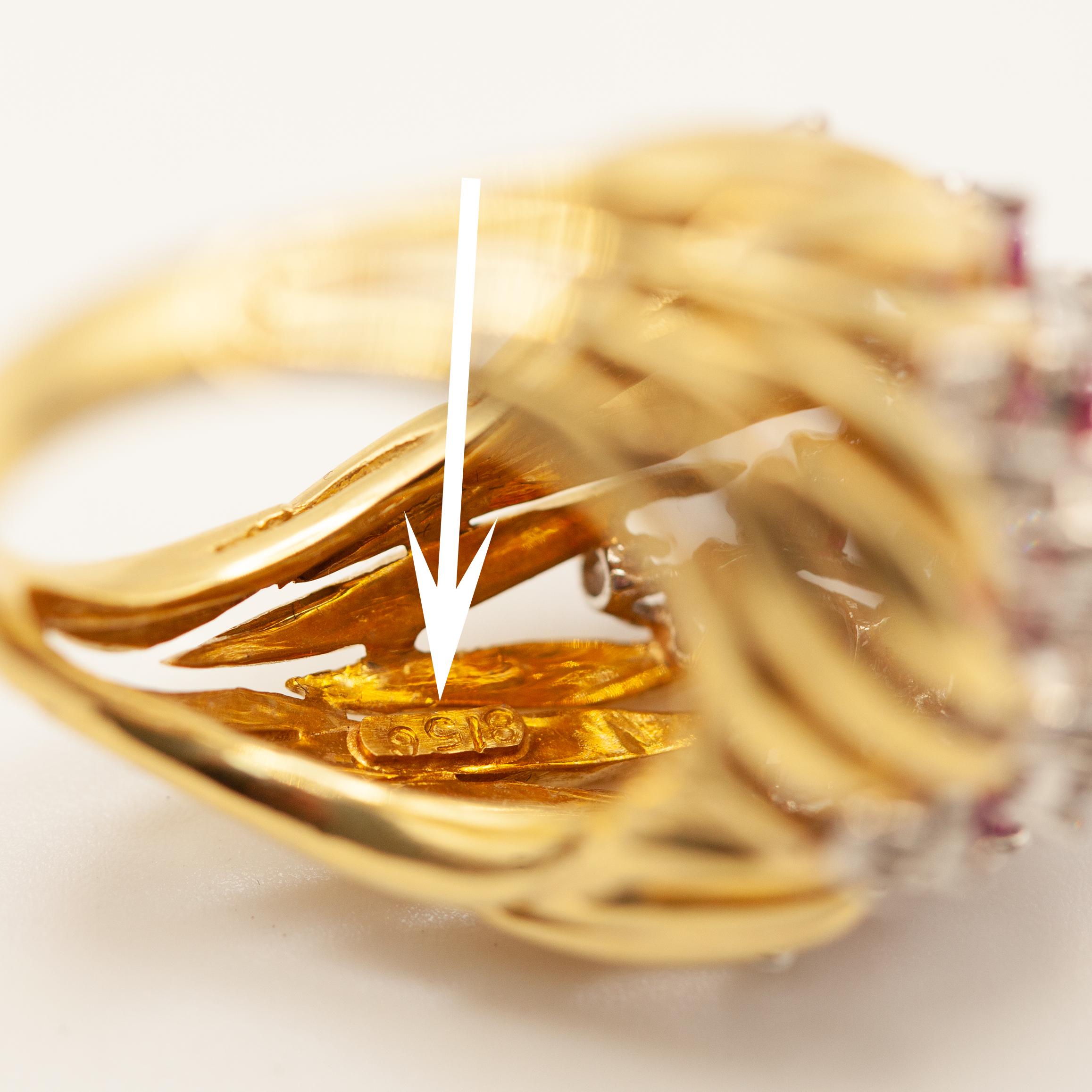Bague cocktail vintage en or jaune 18K avec rubis et diamants en vente 9