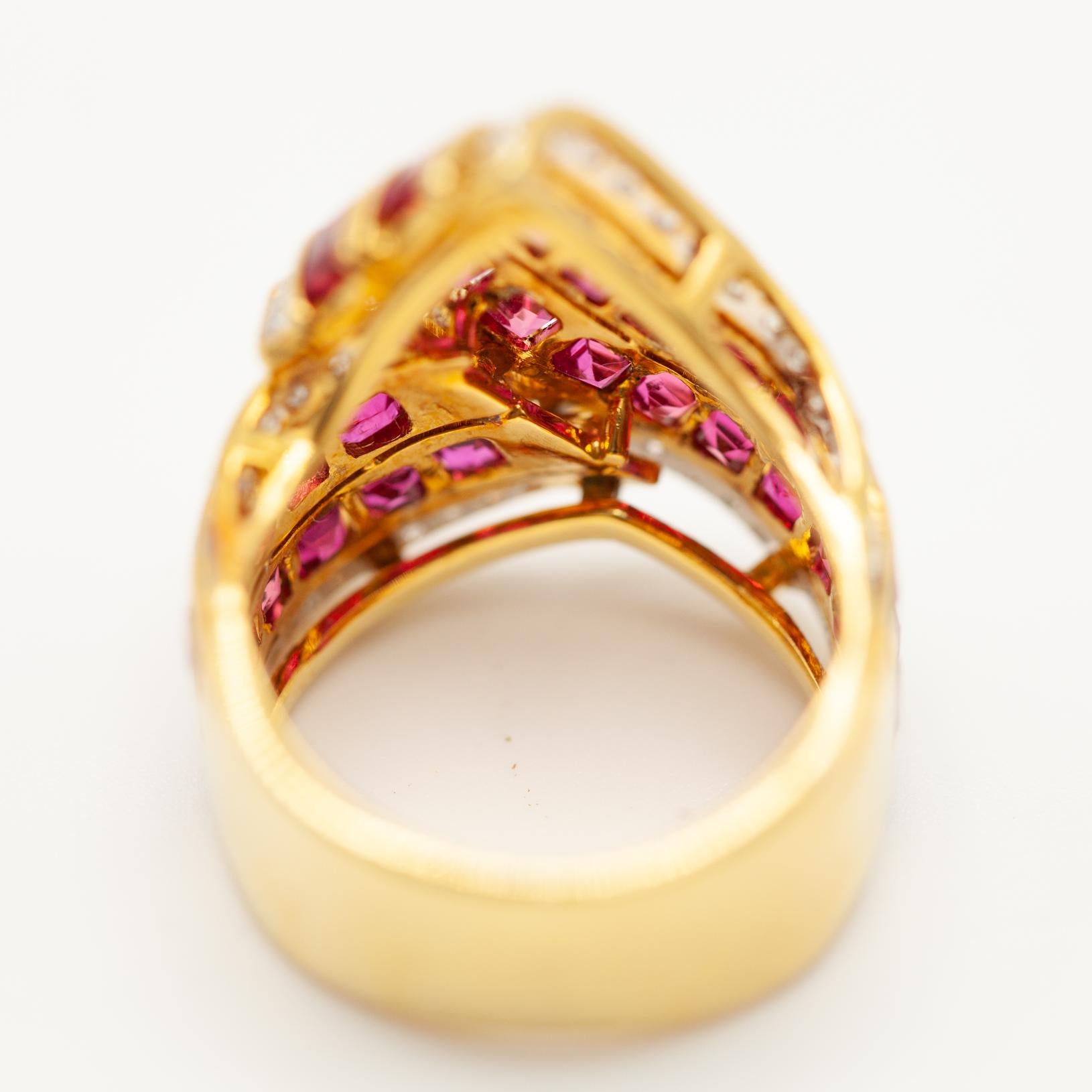 Bague cocktail vintage en or jaune 18K avec rubis et diamants en vente 10
