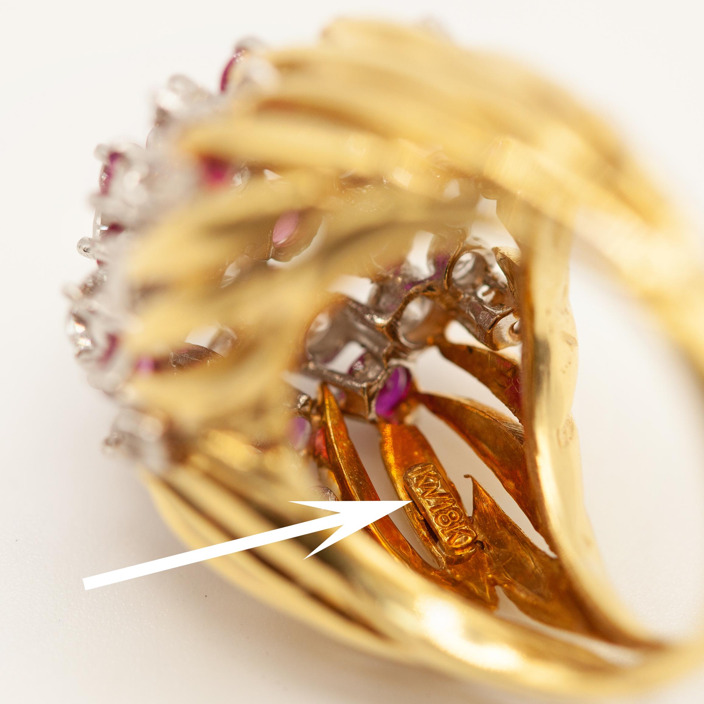 Bague cocktail vintage en or jaune 18K avec rubis et diamants en vente 10