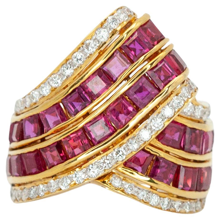 Cette bague vintage frappante présente des rubis carrés vibrants sertis en canaux dans des rangées diagonales sinueuses, encadrés par des diamants taille brillant sertis en pavé qui se courbent gracieusement sur l'audacieuse monture en or jaune