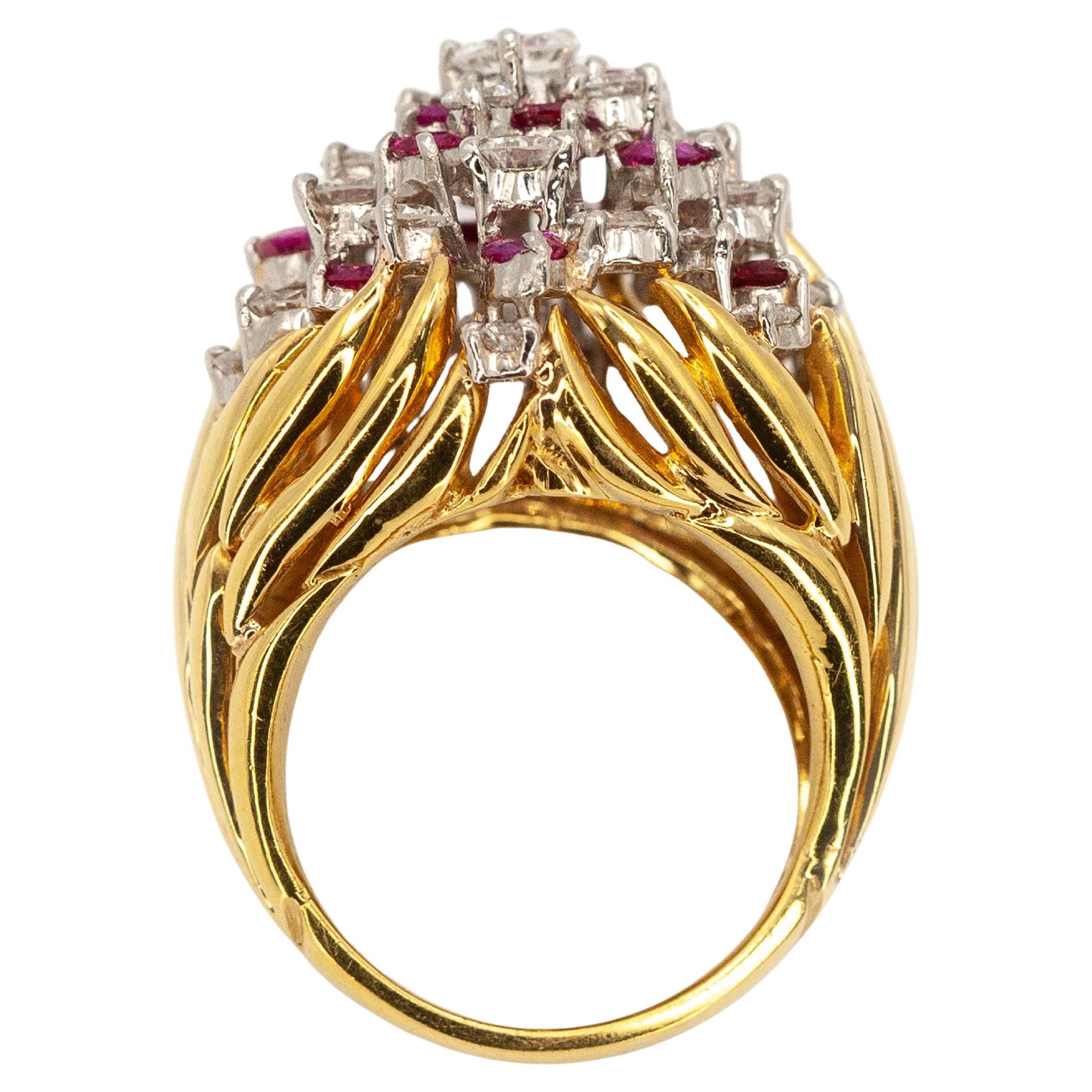 Une superbe bague de cocktail en or jaune 18 carats, sertie de rubis et de diamants. Le design d'inspiration florale présente un jeu vivant d'environ 15 rubis vibrants et 27 diamants taille brillant d'environ 2,25 carats de couleur E-F et de pureté