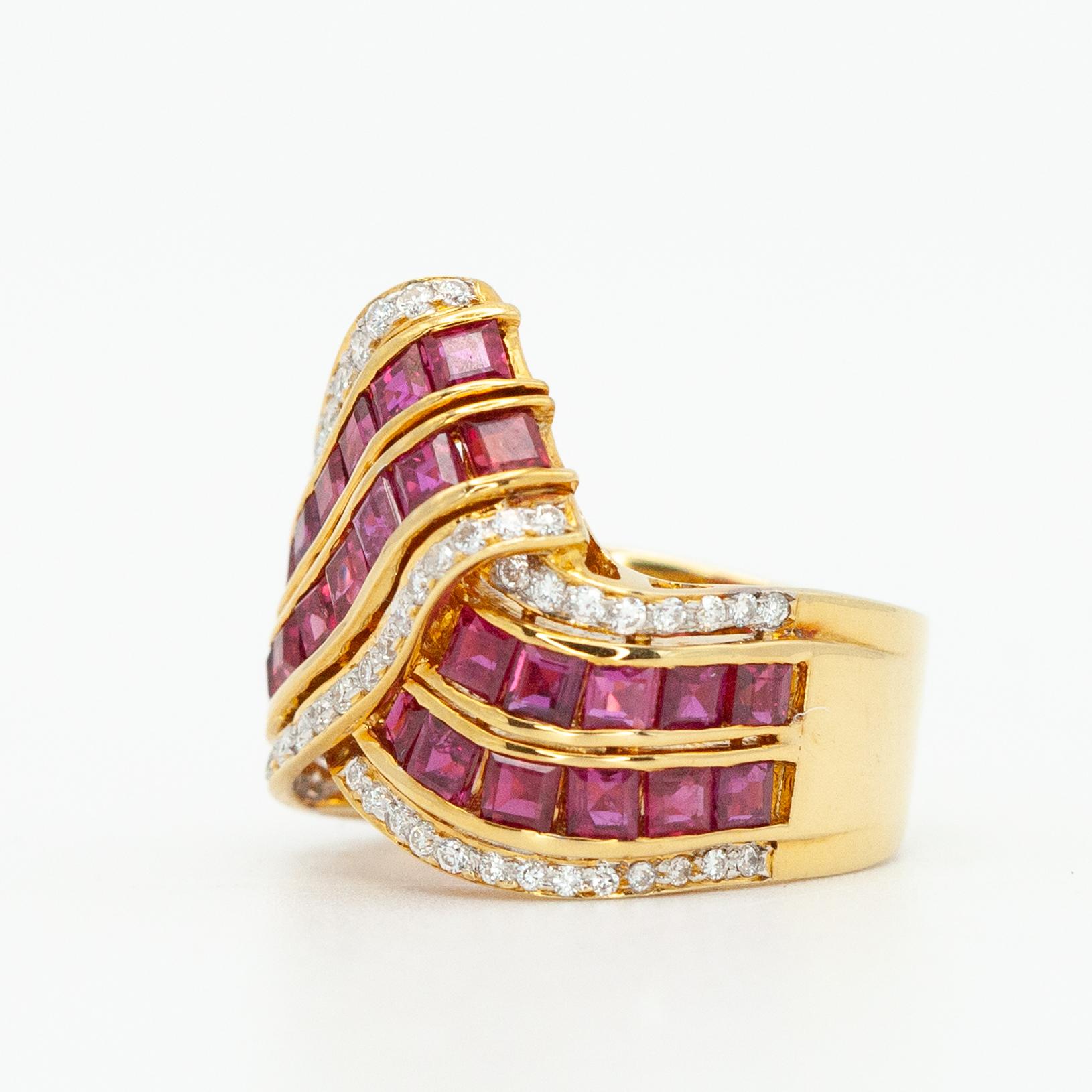 Moderne Bague cocktail vintage en or jaune 18K avec rubis et diamants en vente