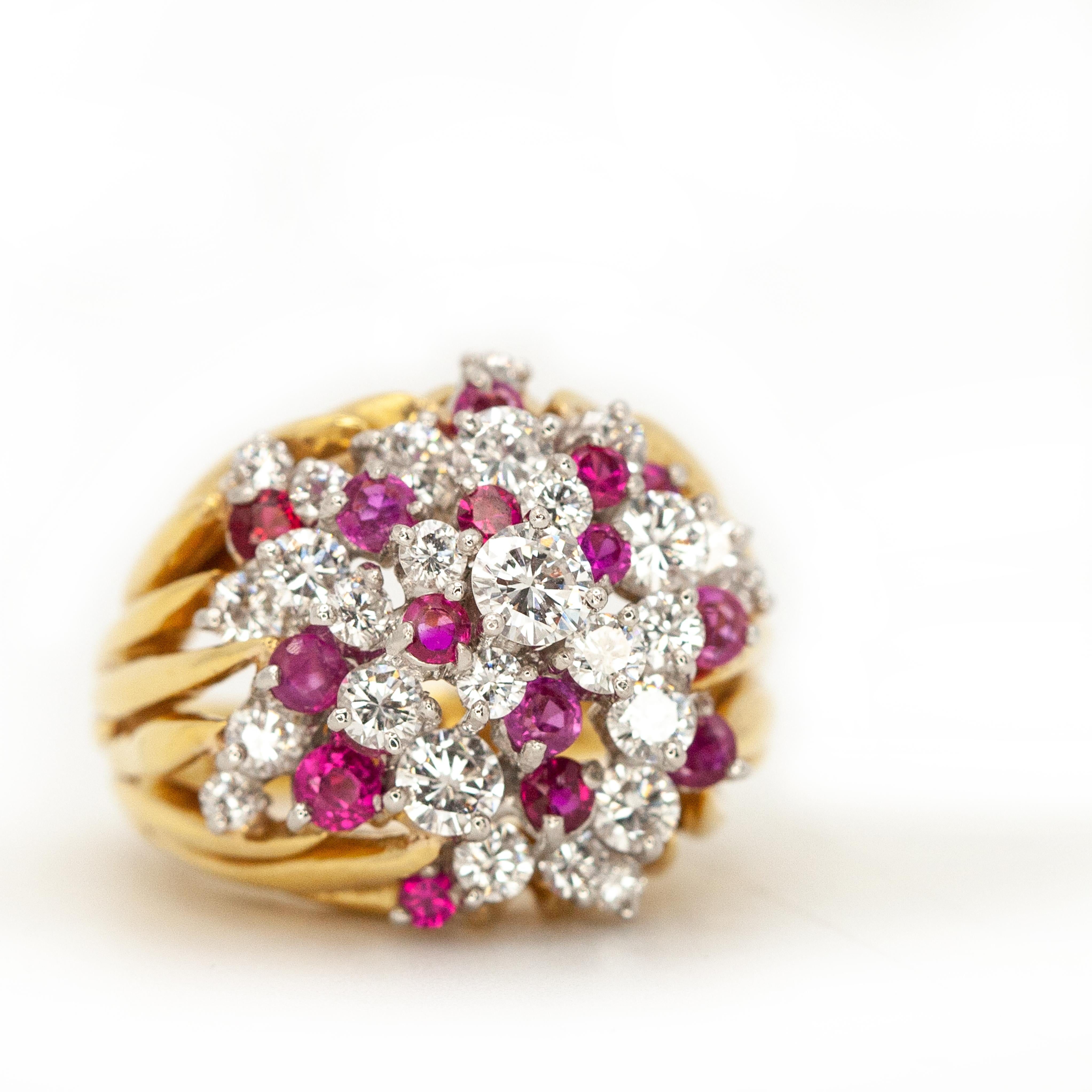 Moderne Bague cocktail vintage en or jaune 18K avec rubis et diamants en vente