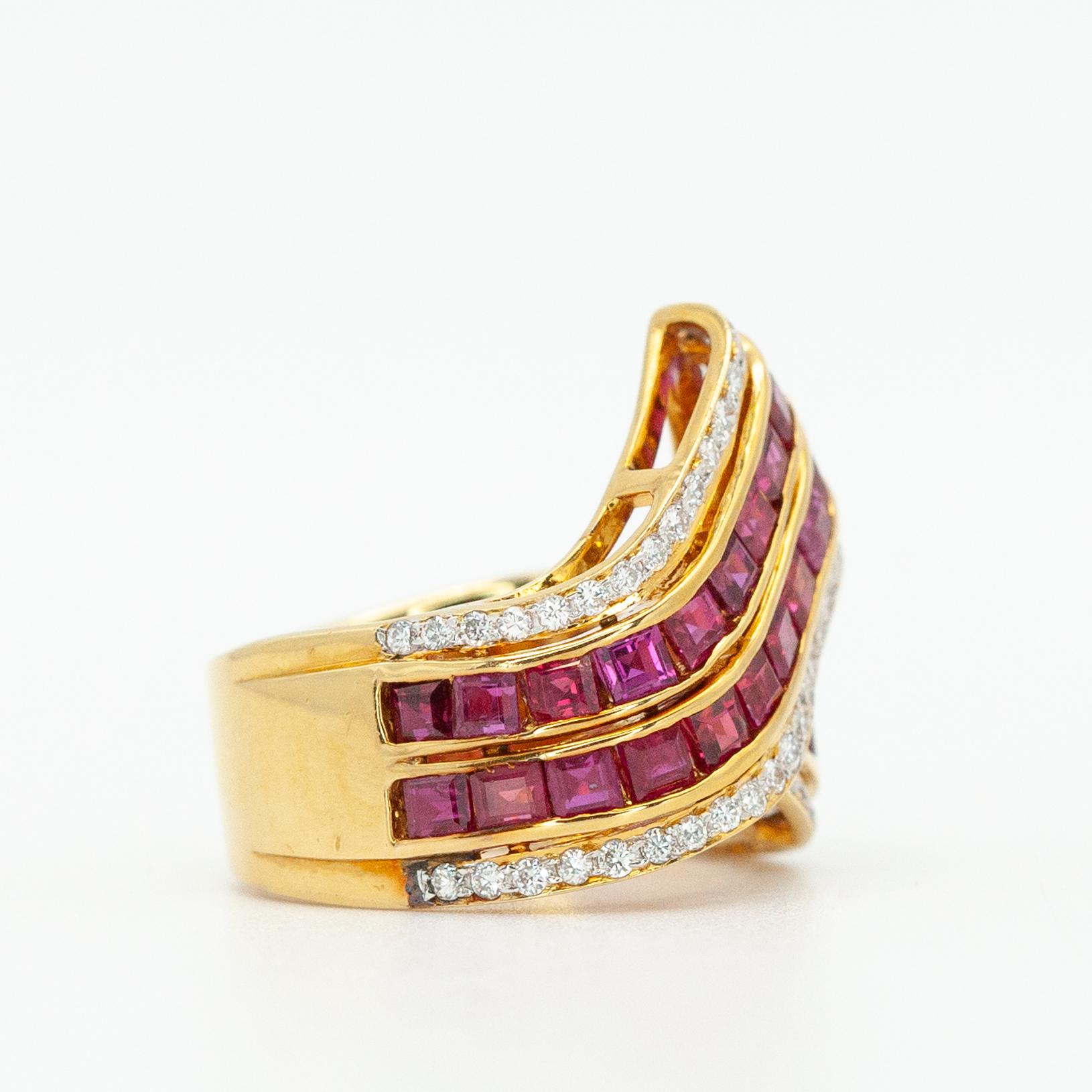 Taille carrée Bague cocktail vintage en or jaune 18K avec rubis et diamants en vente