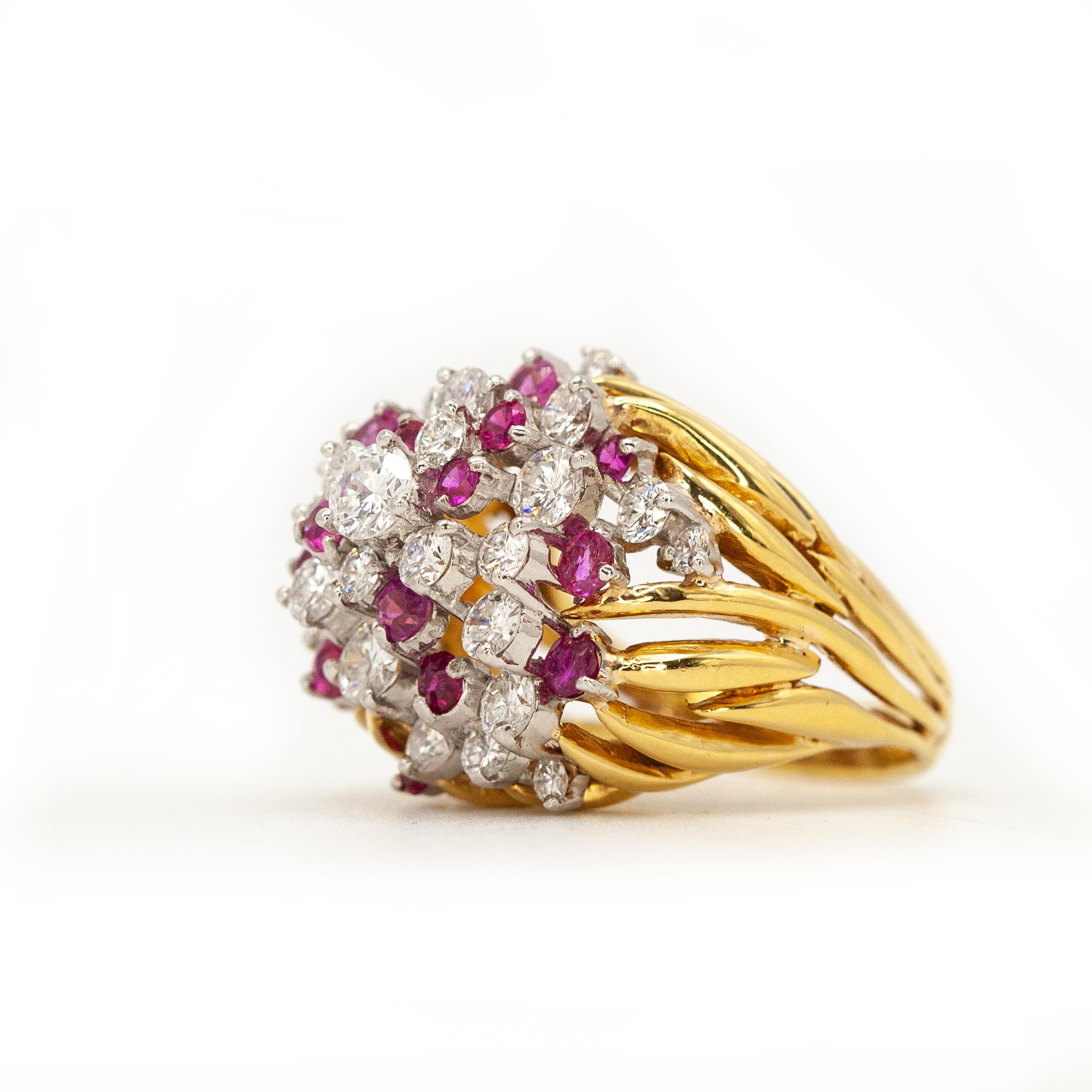 Taille brillant Bague cocktail vintage en or jaune 18K avec rubis et diamants en vente