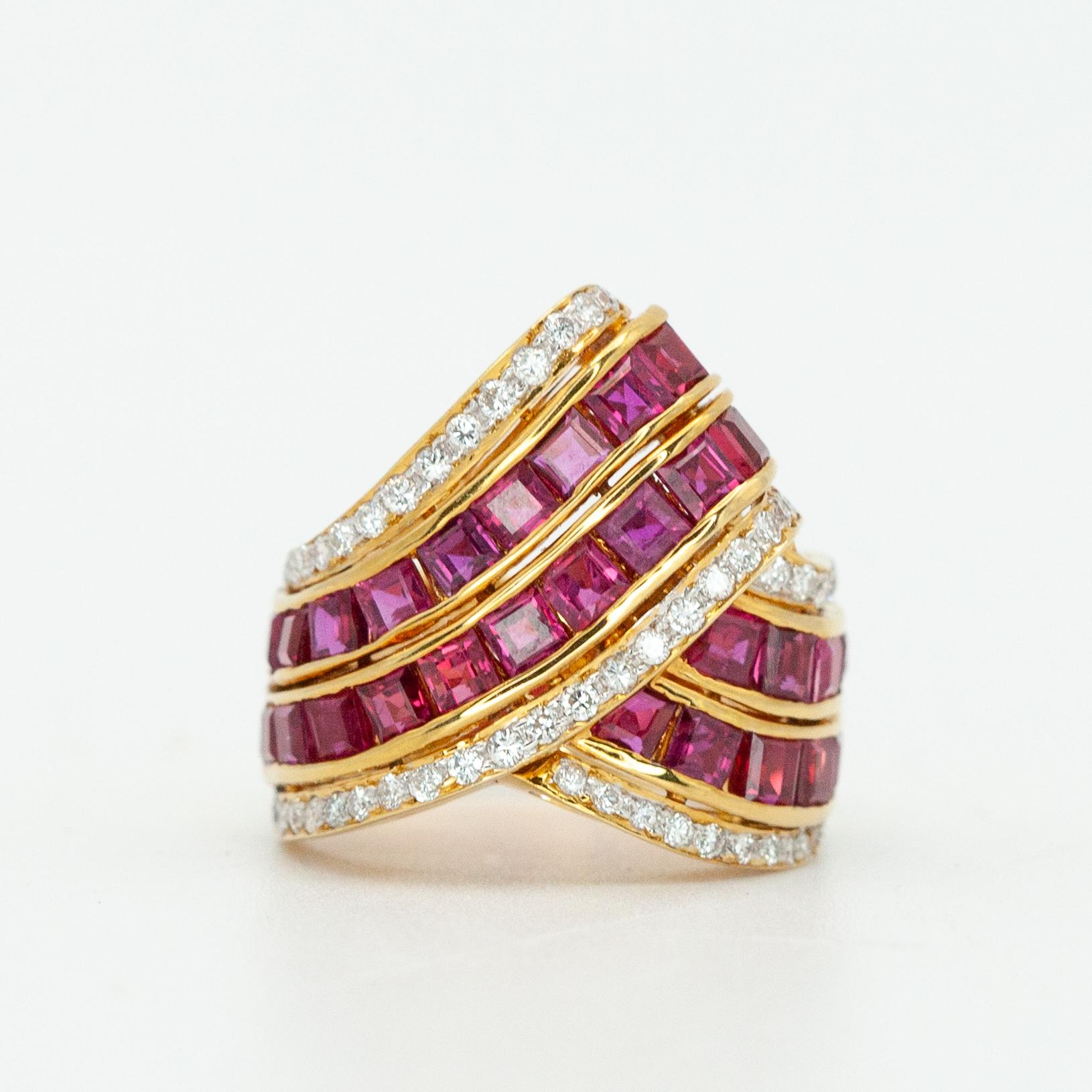 Bague cocktail vintage en or jaune 18K avec rubis et diamants Excellent état - En vente à New York, NY